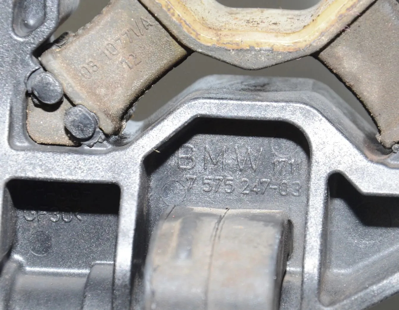 Radiator Holder – OEM 17117575247 · BMW 5 (F10) 525 d 2010 – 5