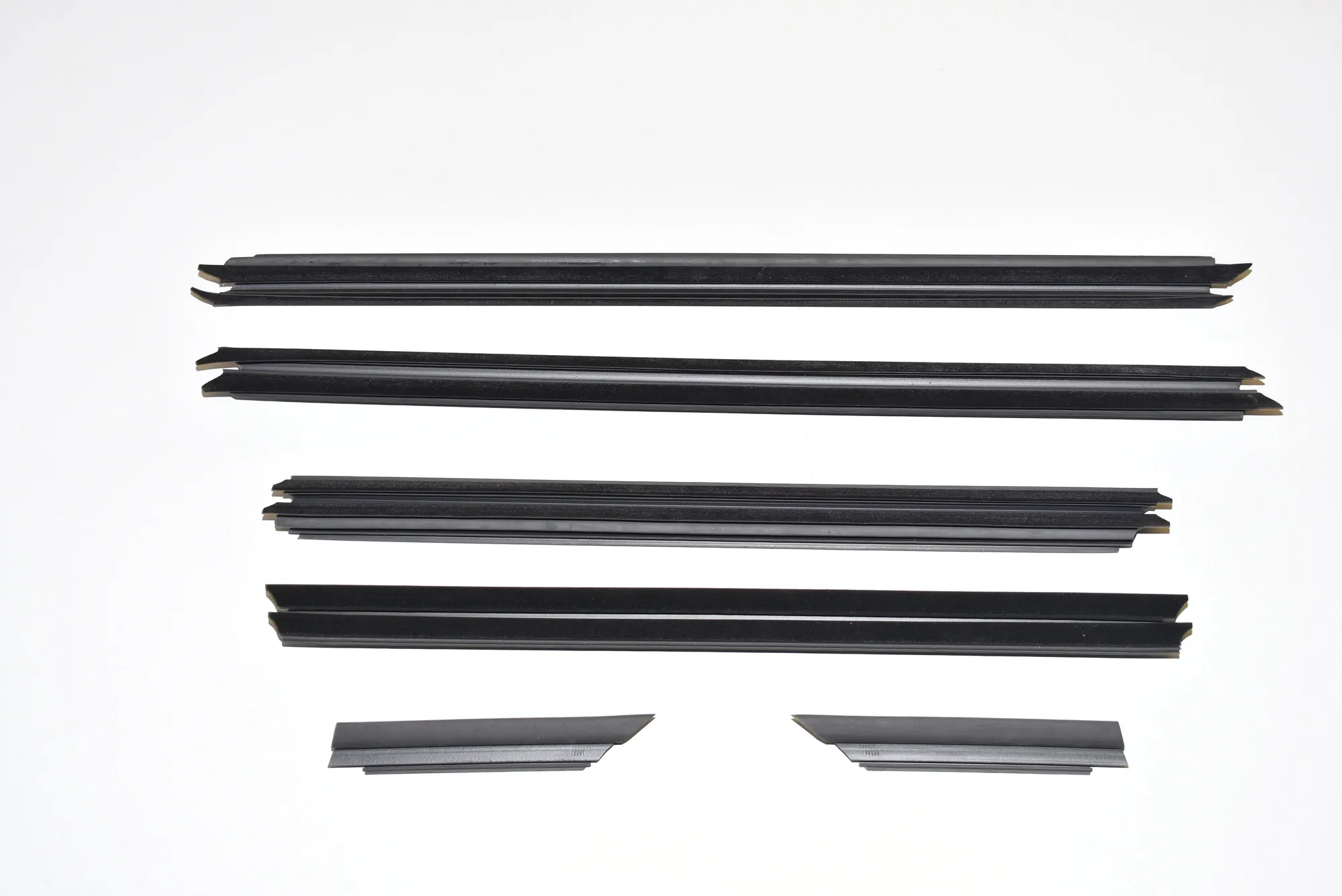 Front Left Door Window Strip – OEM 7380534 · BMW 7 (G11, G12) BMW 7 (G11, G12) 740 d, Ld xDrive 2015 – 4