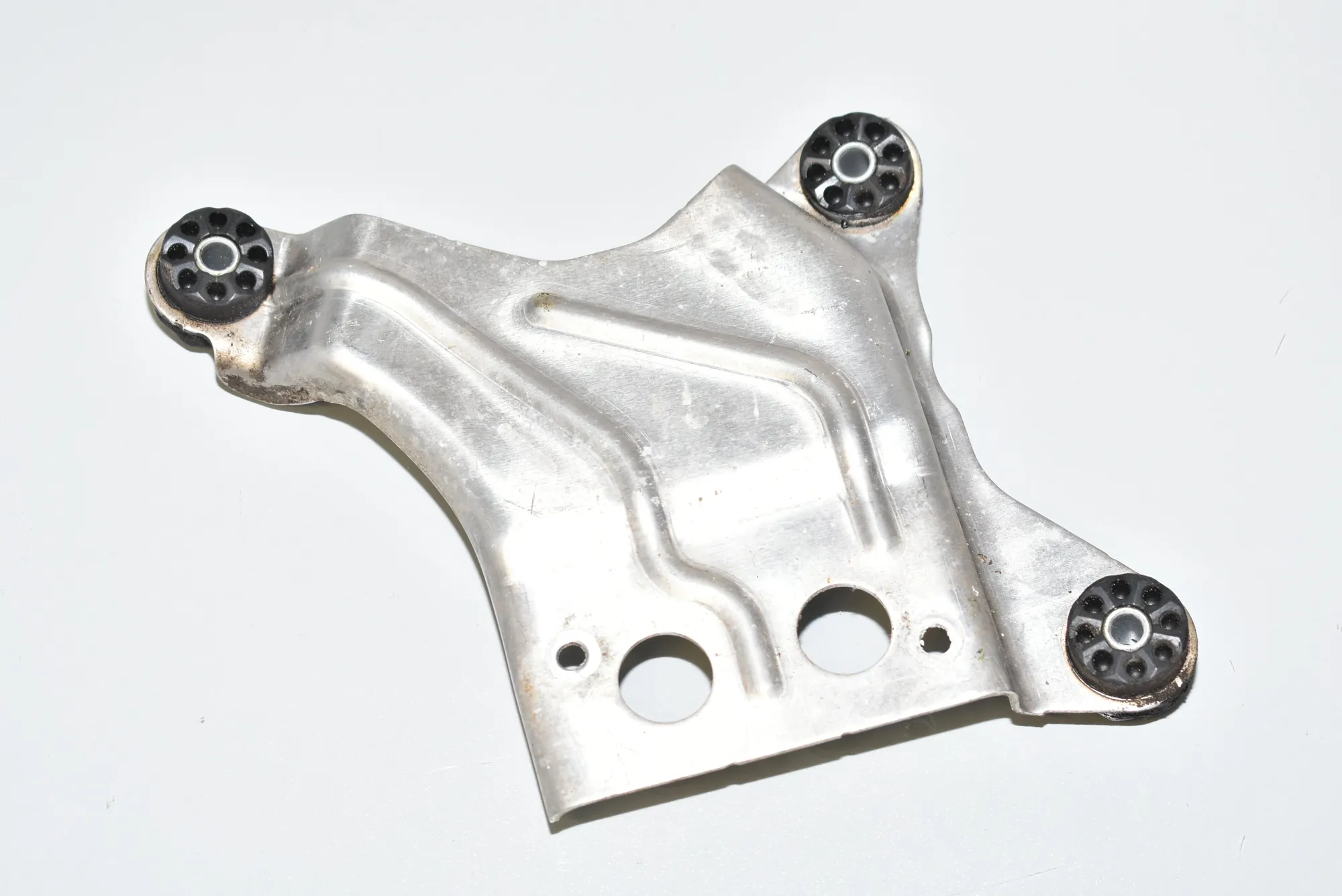 ABS Pump Holder – OEM 6861631 · BMW 6 Gran Turismo (G32) (2017 - -) 640 i 2018 – 2