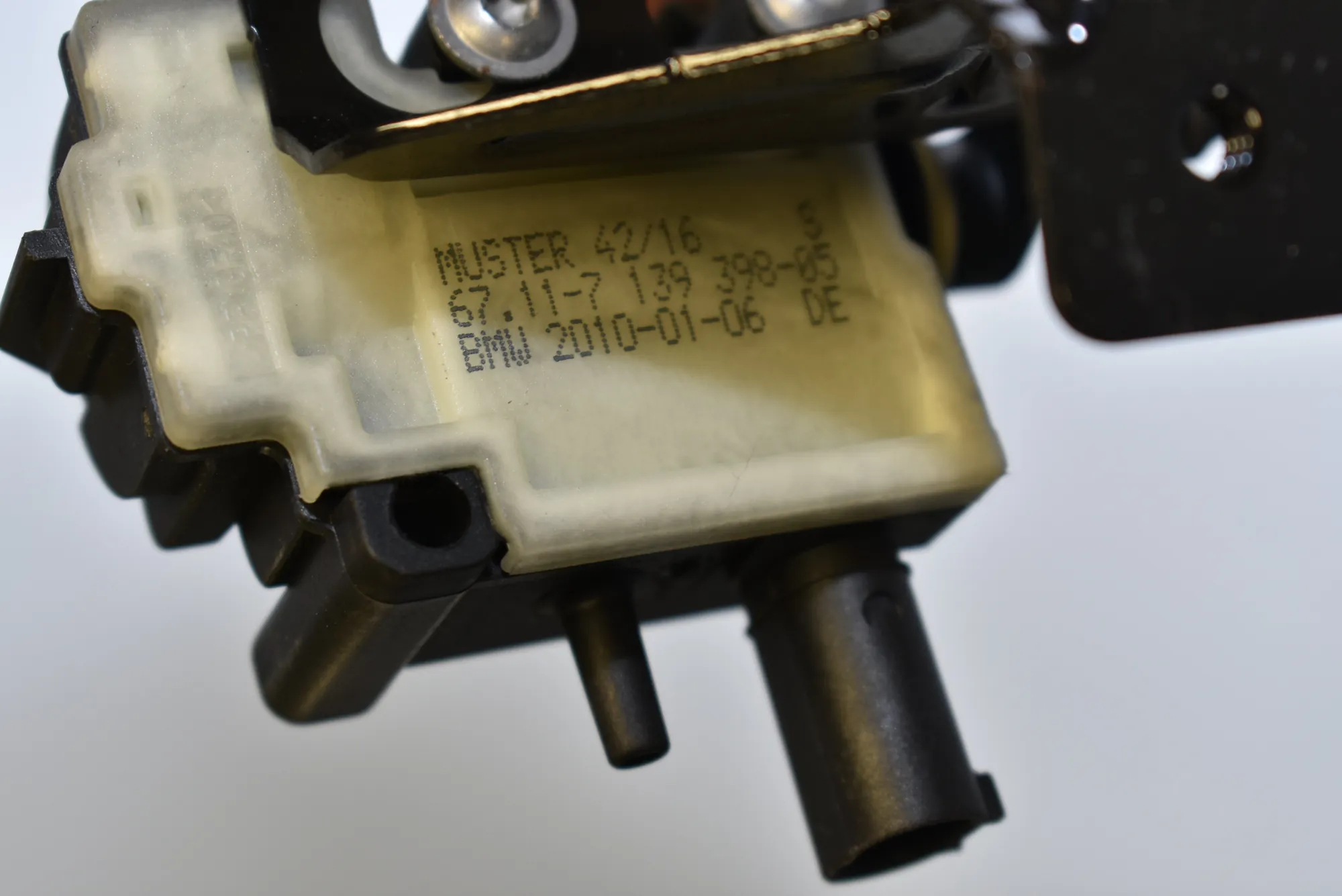 Fuel Tank Cover Lock – OEM 7139398 · BMW 5 Gran Turismo (F07) 530 d 2010 – 4