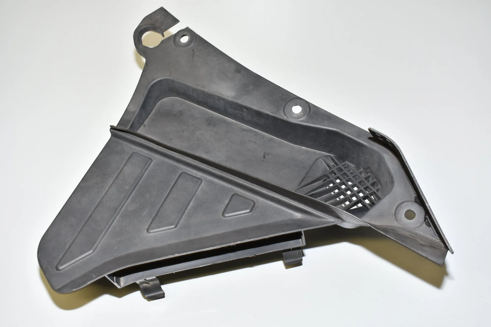 Front Wiper Cowl Trim – OEM 64316987607 · BMW 5 Gran Turismo (F07) 530 d 2010 – 2