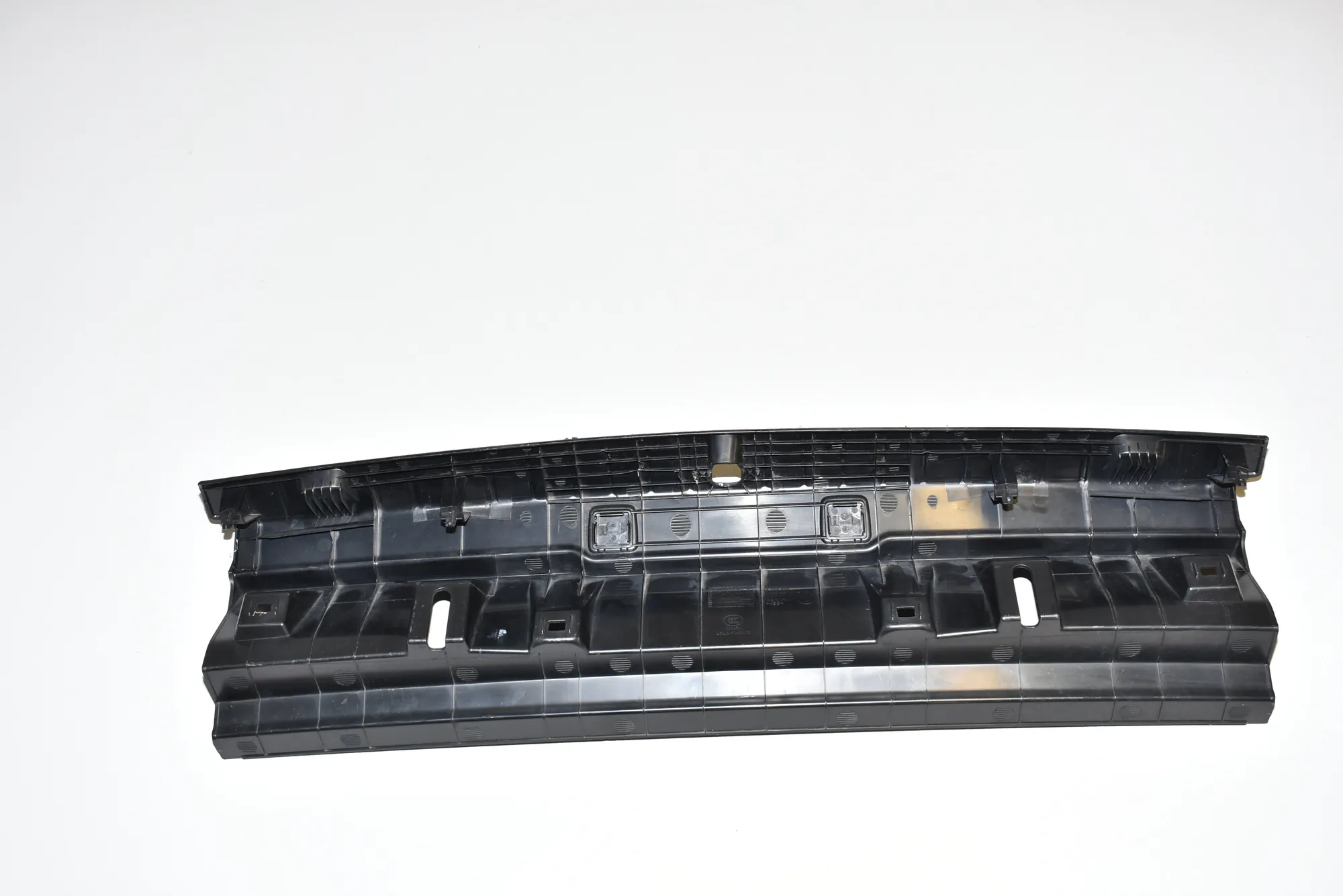 Tailgate Bootlid Trim – OEM 51477376660 · BMW 7 (G11, G12) BMW 7 (G11, G12) 745 Le Plug-in-Hybrid xDrive 2019 – 3