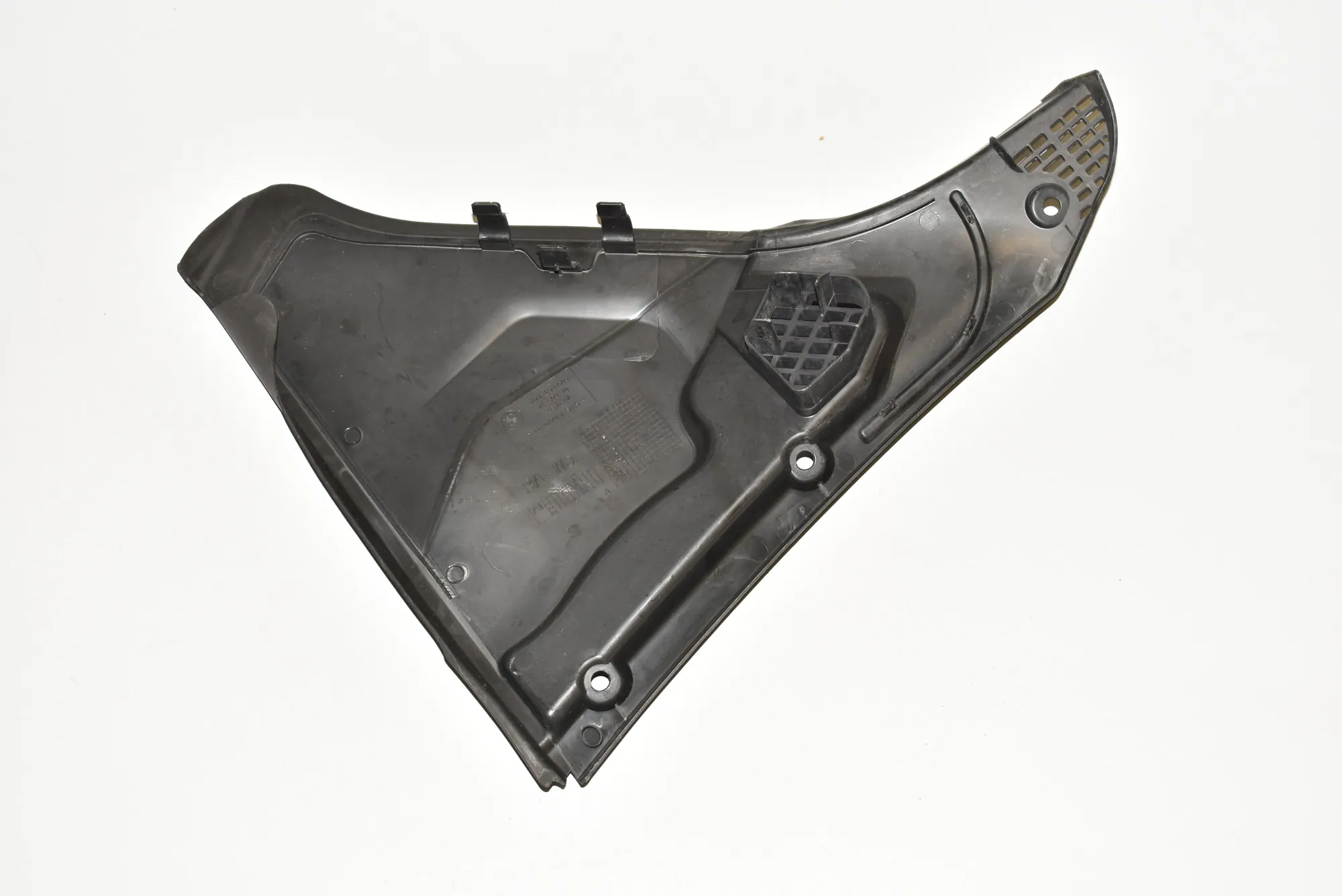 Front Wiper Cowl Trim – OEM 51716987605 · BMW 5 Touring (F11) 520 d 2010 – 3