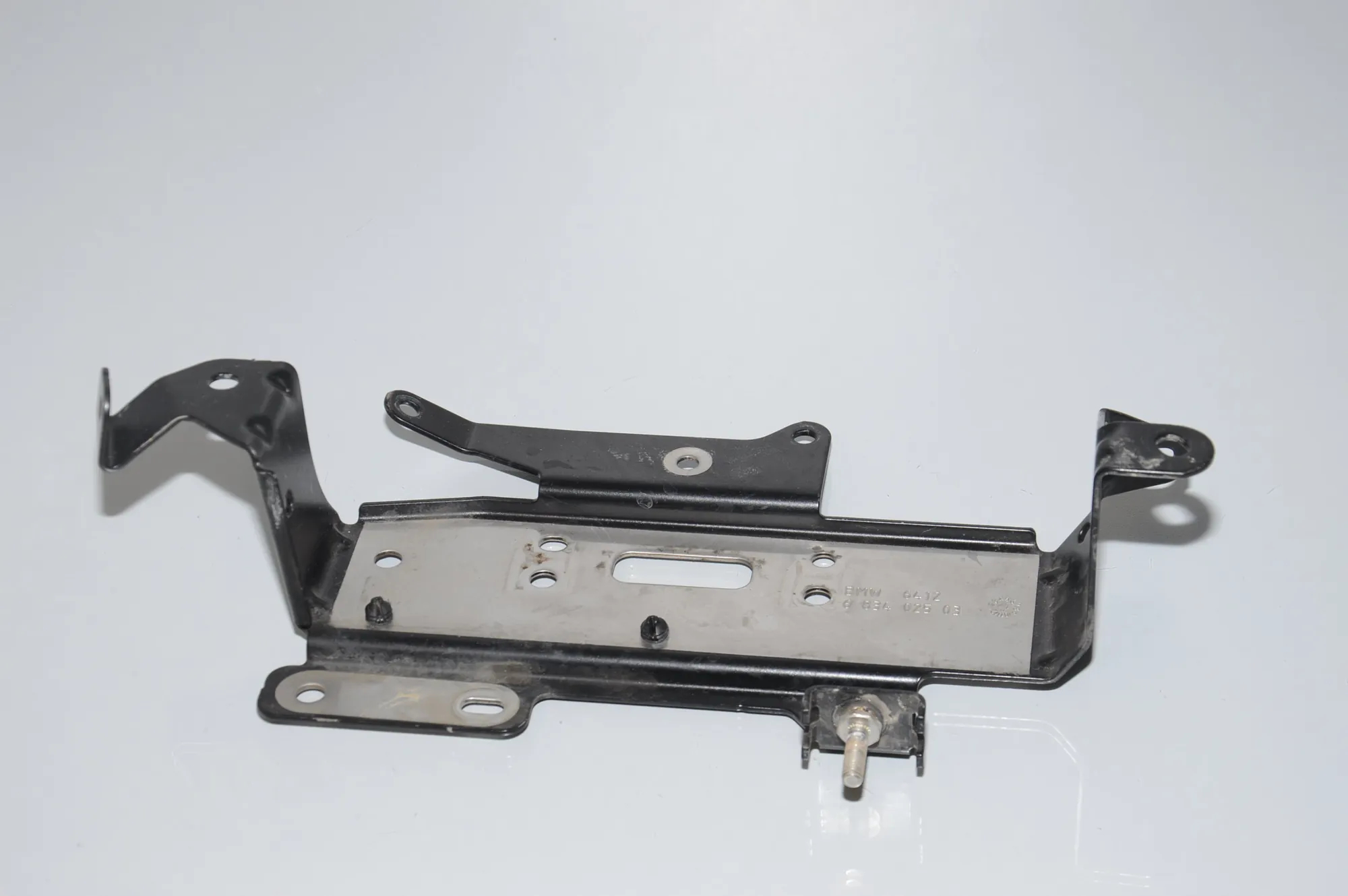 Bracket – OEM 64126834025 · BMW 7 (G11, G12) BMW 7 (G11, G12) 745 Le Plug-in-Hybrid xDrive 2020 – 2