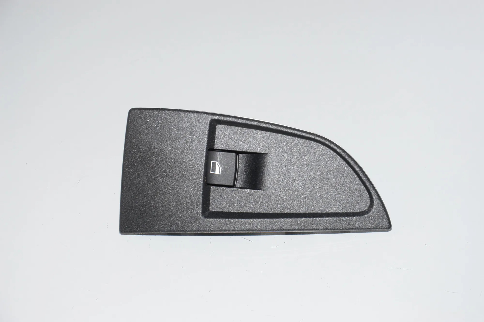 Front Right Door Window Switch – OEM 9208107 · BMW i3 (I01) BMW i3 (I01) Electric 2019 – 2