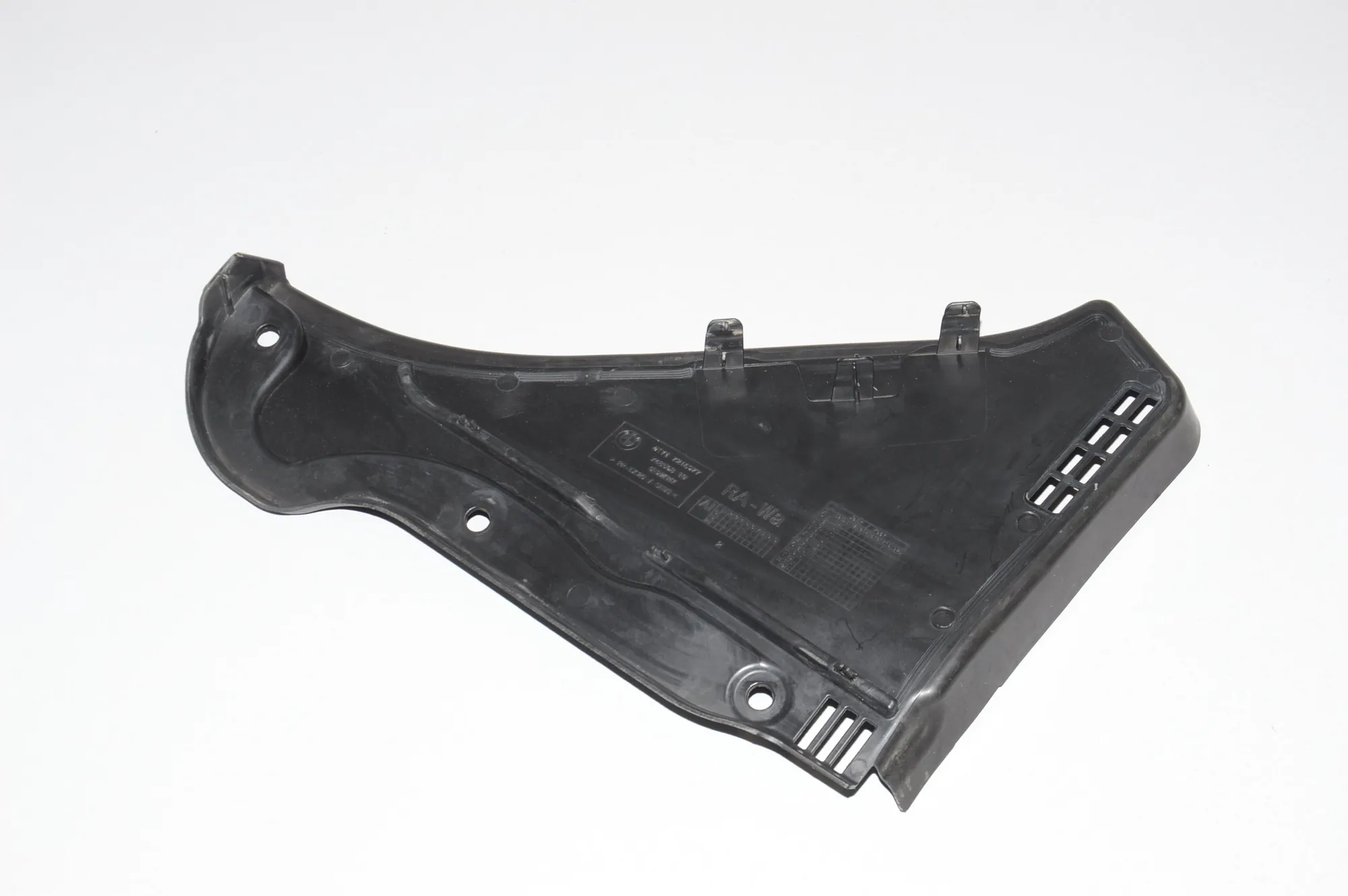Front Wiper Cowl Trim – OEM 51717216977 · BMW 5 Touring (F11) 520 d 2010 – 3