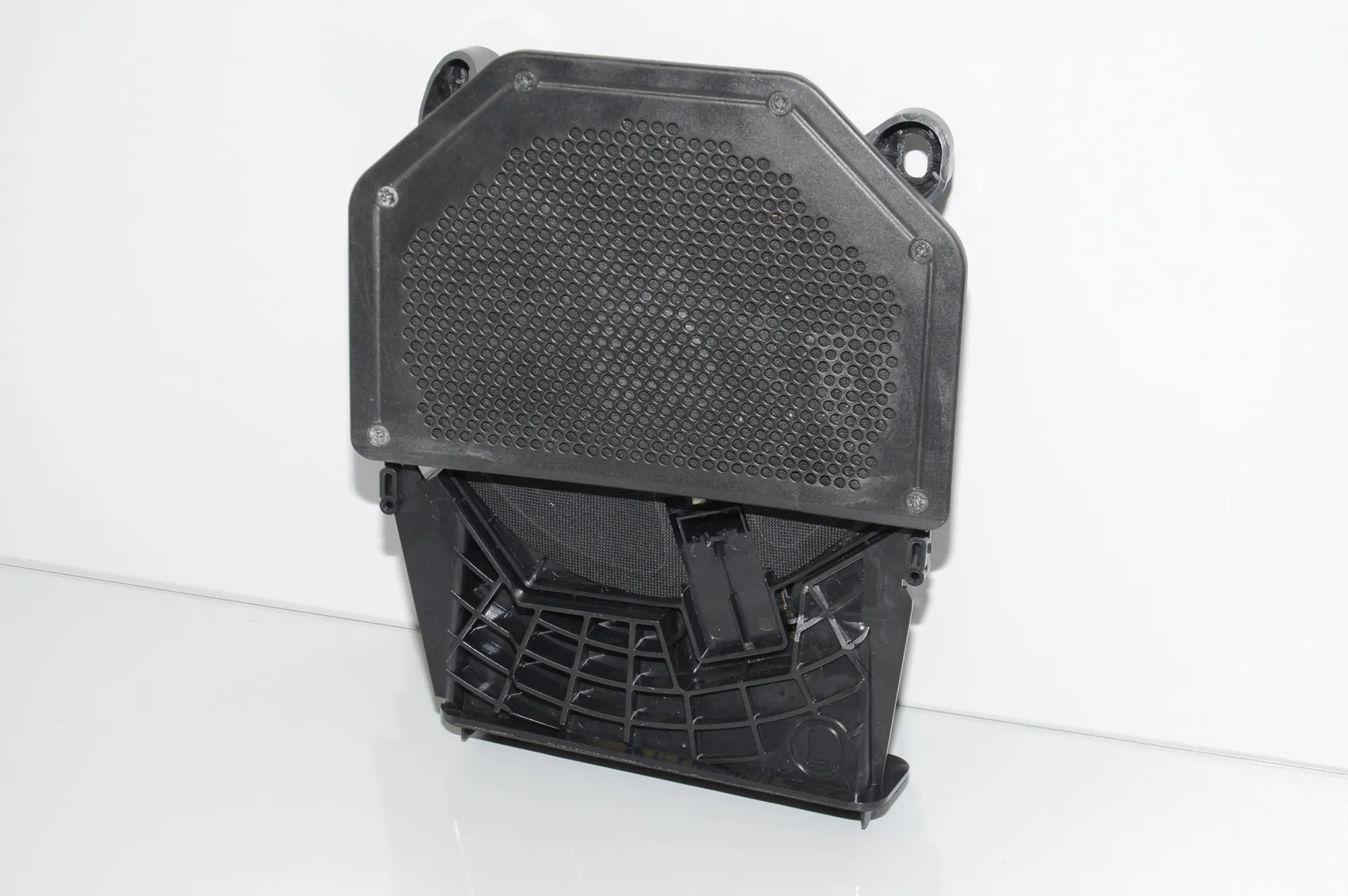 Left Side Floor Subwoofer – OEM 9204785 · BMW 3 Touring (E91) 330 d 2010 – 2