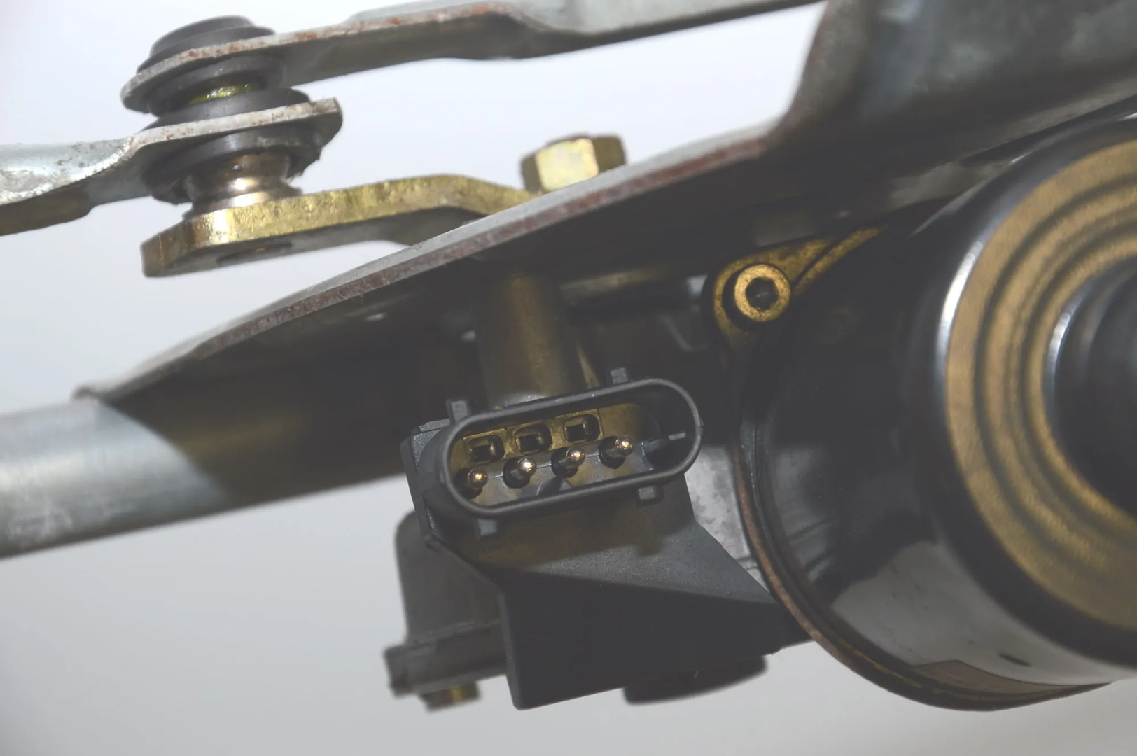 Front Windshield Wiper Mechanism – OEM 7046571 · BMW X5 (E53) 4.6 is 2003 – 7