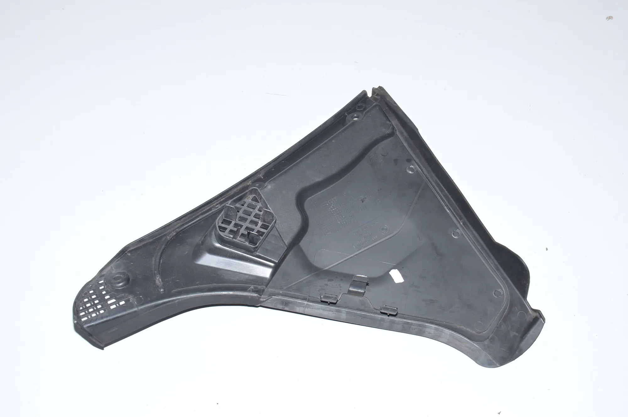 Front Wiper Cowl Trim – OEM 6987605 · BMW 5 Touring (F11) M 550 d xDrive 2013 – 3