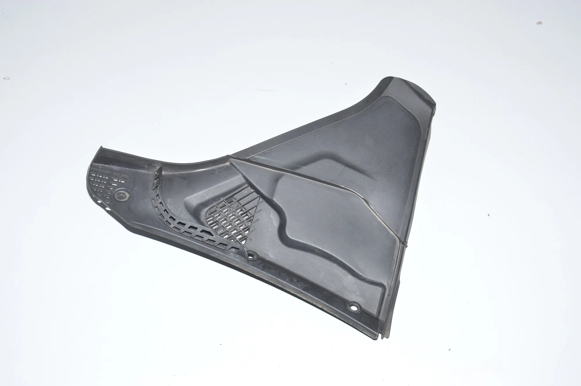 Front Wiper Cowl Trim – OEM 6987605 · BMW 5 Touring (F11) M 550 d xDrive 2013 – 2