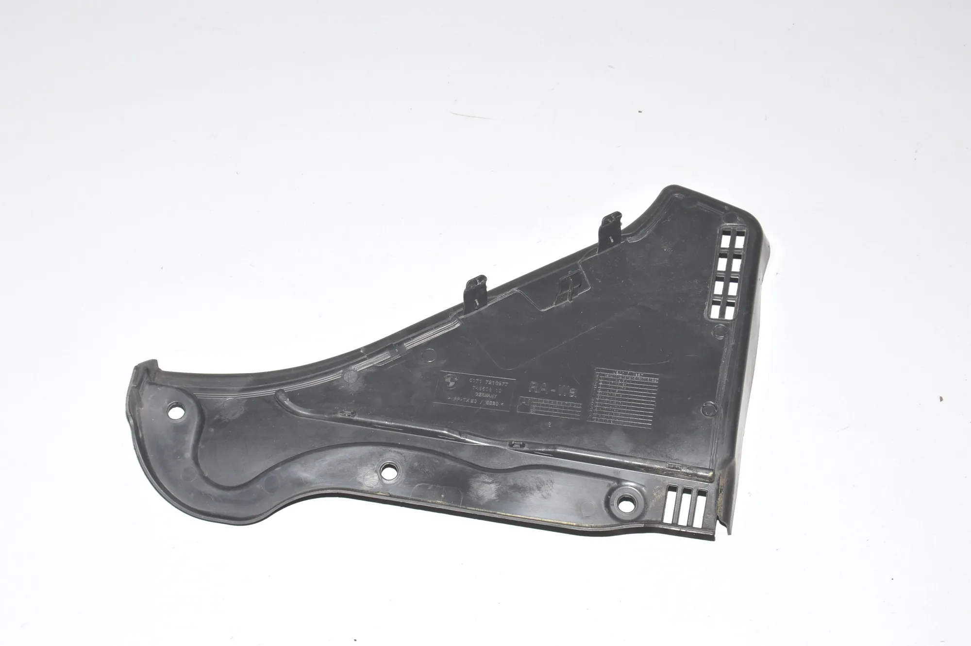Front Wiper Cowl Trim – OEM 7216977 · BMW 5 Touring (F11) M 550 d xDrive 2013 – 3