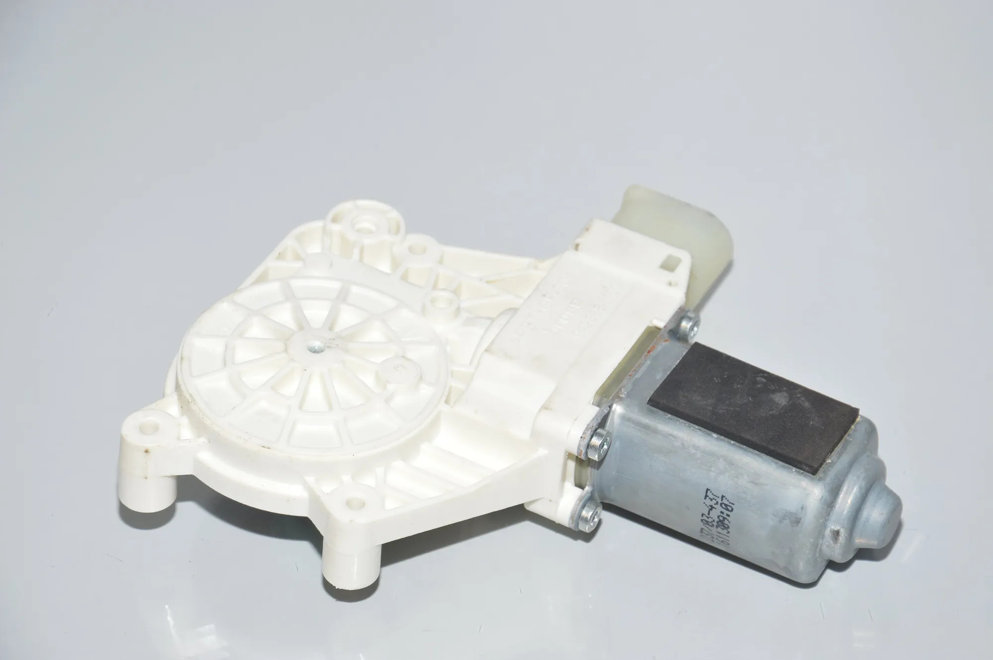 Rear Left Door Window Control Motor – OEM 7271563 · BMW 5 Touring (F11) M 550 d xDrive 2013 – 4