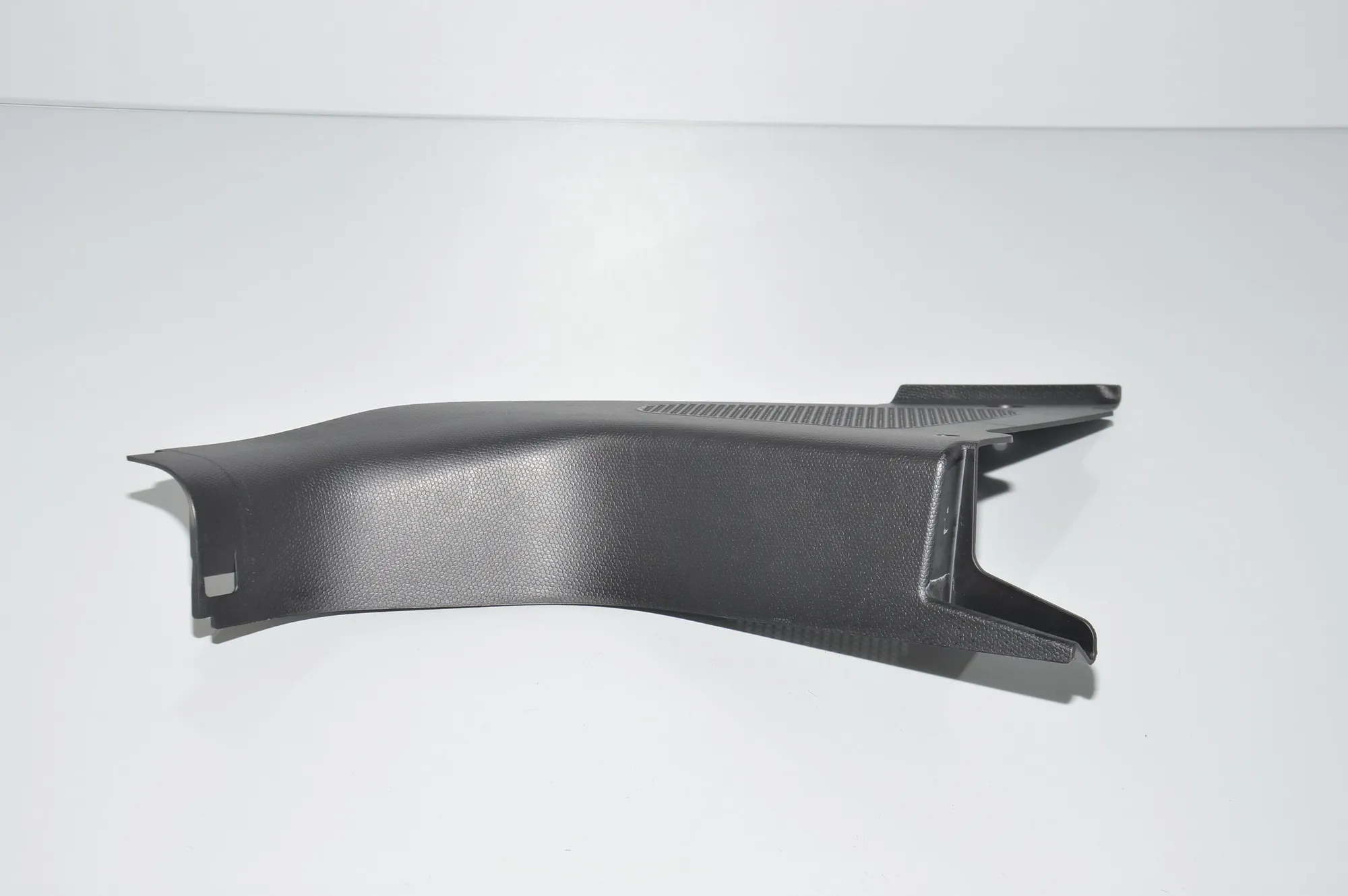 Front Right Interior Step Trim – OEM 7272418 · BMW i3 (I01) BMW i3 (I01) Hybrid 2019 – 2