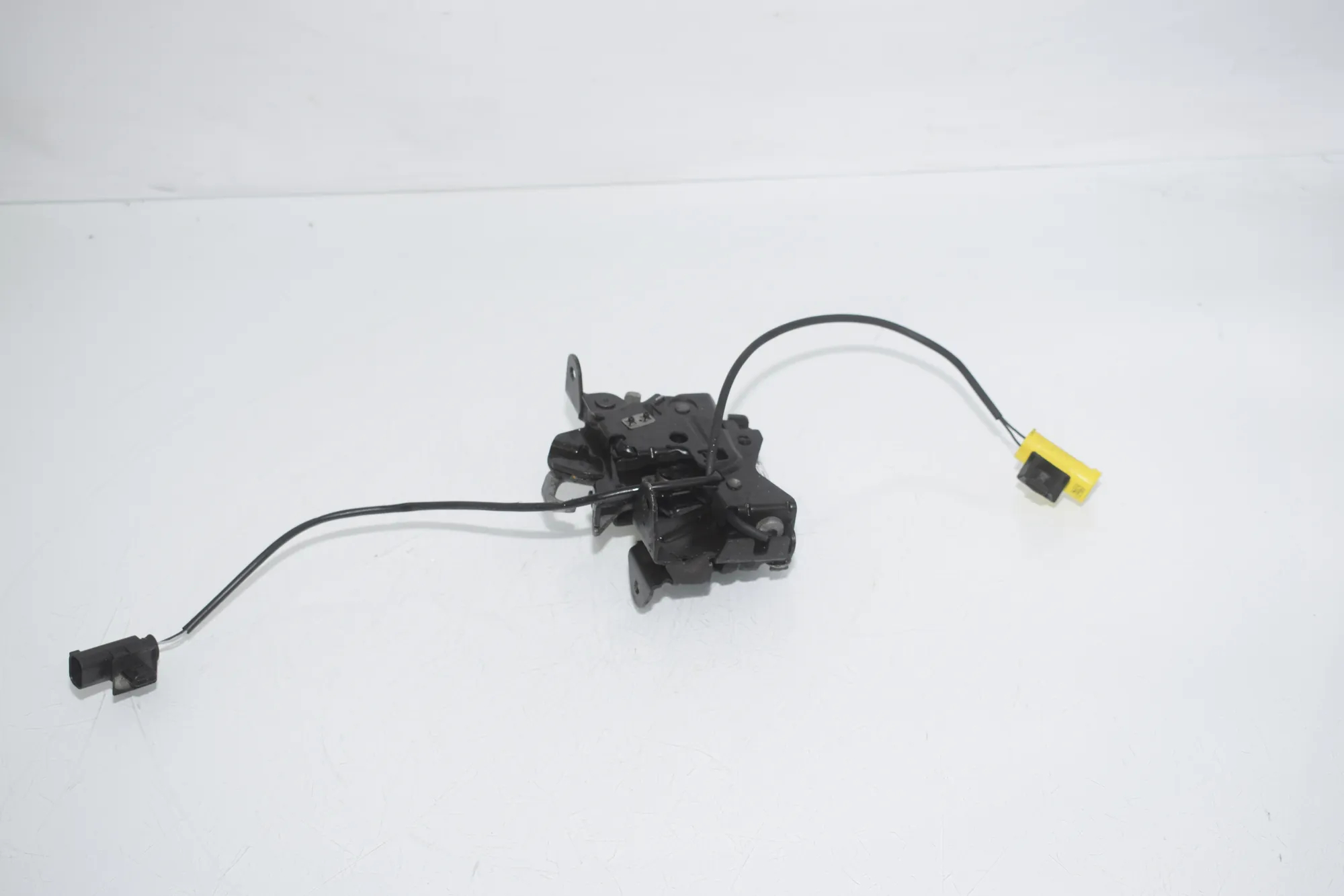 Bonnet Lock – OEM 7376978 · BMW X1 (F48) xDrive 18 d 2016