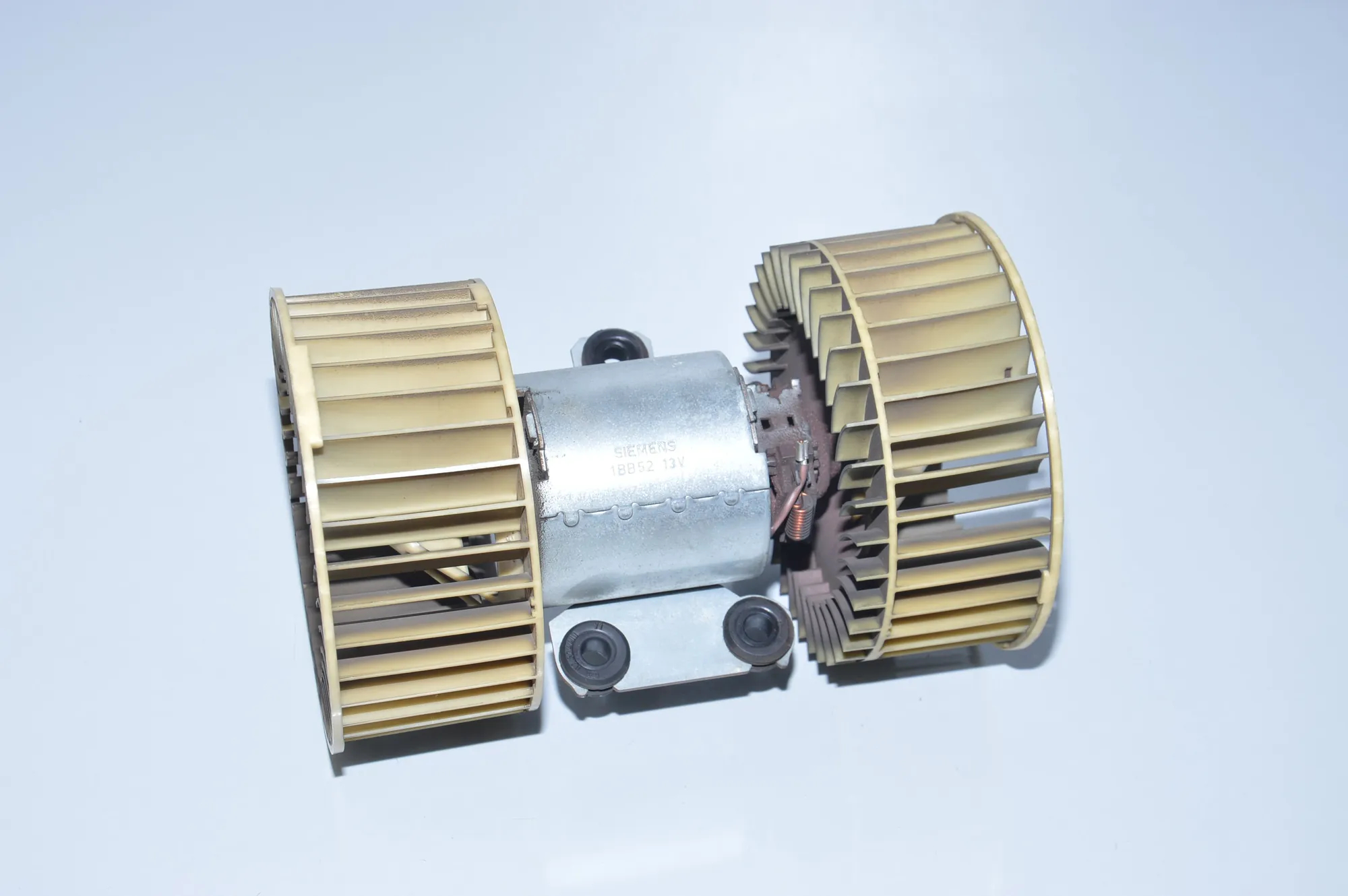 Heater Blower Fan – OEM 8372493 · BMW 5 (E39) 520 i 1997 – 2