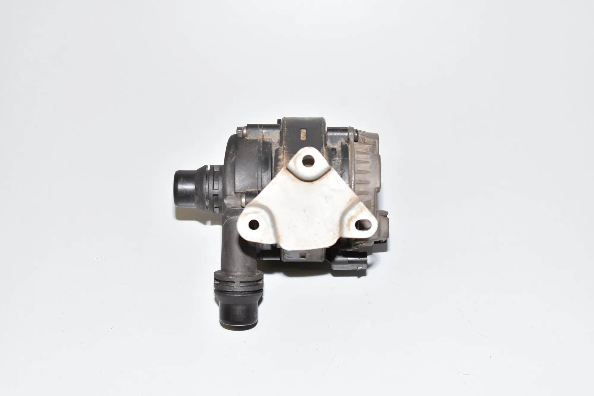 Auxiliary Water Pump – OEM 8600285 · BMW i3 (I01) Hybrid 2016 – 5