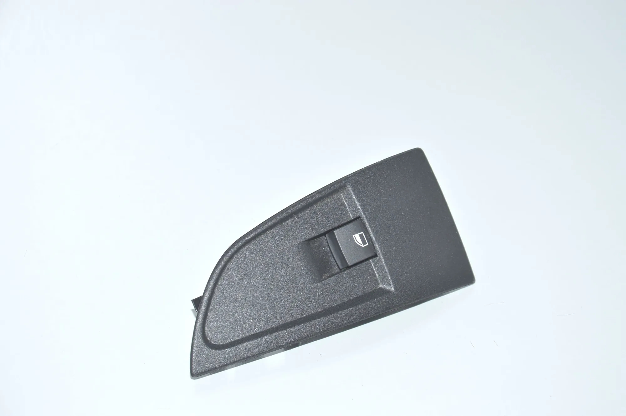 Front Left Door Window Switch – OEM 7303633 · BMW i3 (I01) Electric 2018 – 2