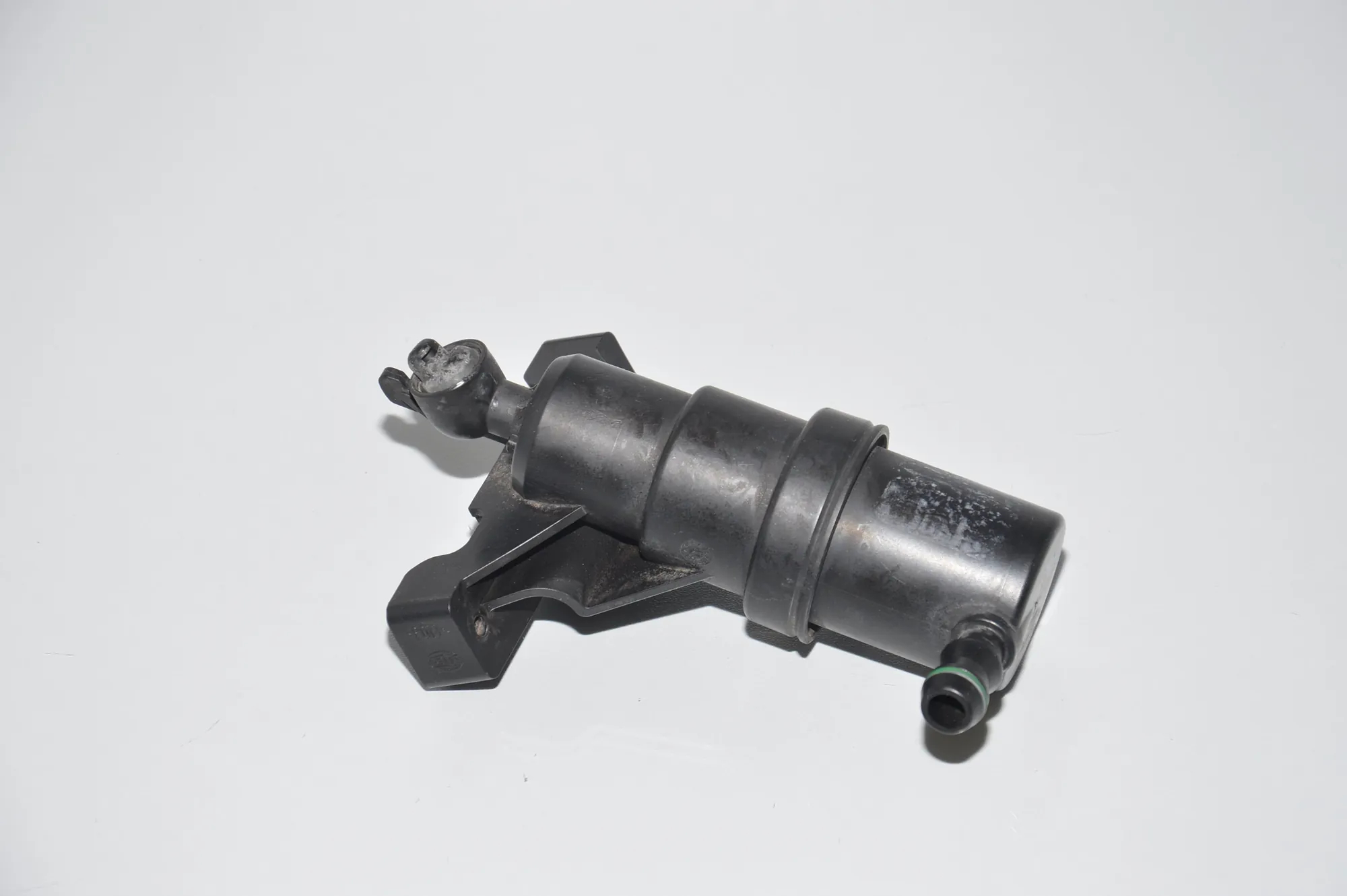 Right Headlight Washer Pump – OEM 7137402 · BMW 7 (E65, E66, E67) BMW 7 (E65, E66, E67) 745 d 2005 – 2