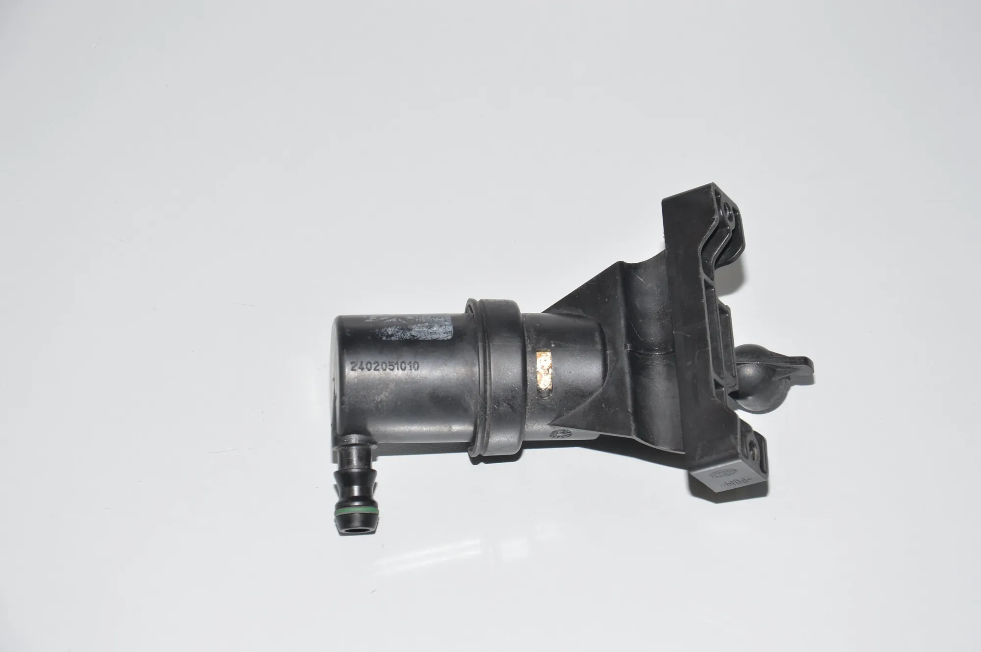 Right Headlight Washer Pump – OEM 7137402 · BMW 7 (E65, E66, E67) BMW 7 (E65, E66, E67) 745 d 2005 – 4