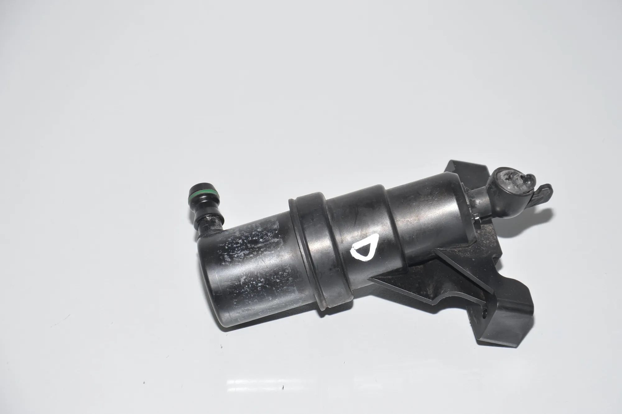 Right Headlight Washer Pump – OEM 7137402 · BMW 7 (E65, E66, E67) BMW 7 (E65, E66, E67) 745 d 2005 – 3