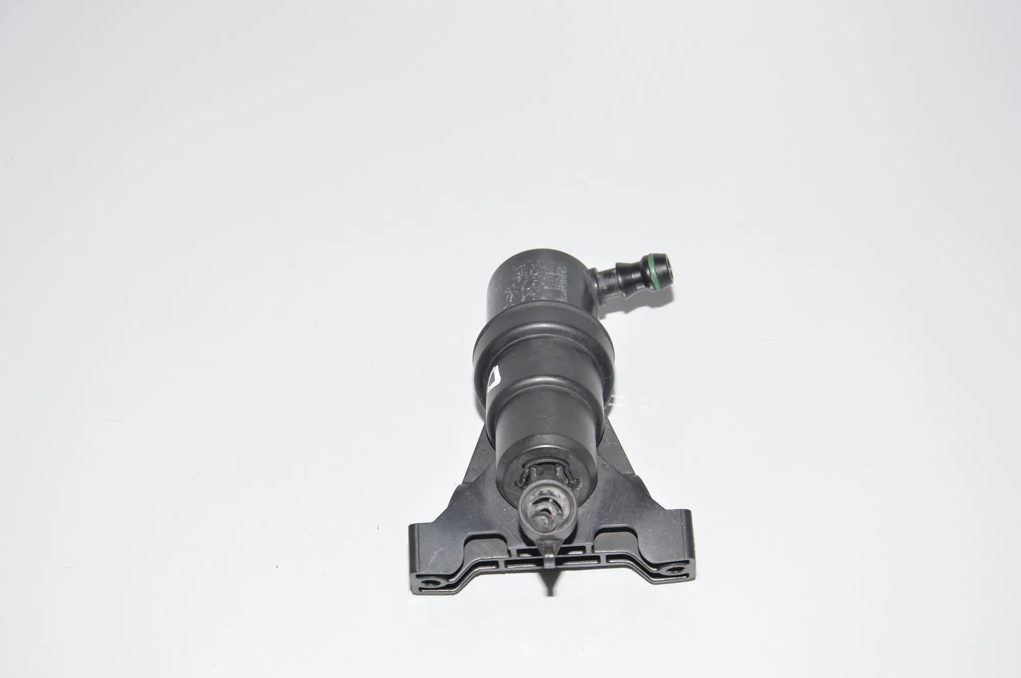 Right Headlight Washer Pump – OEM 7137402 · BMW 7 (E65, E66, E67) BMW 7 (E65, E66, E67) 745 d 2005