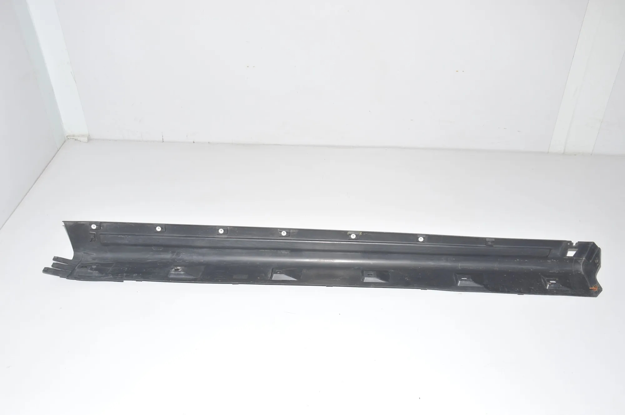 Right Side Plastic Sideskirt Cover – OEM DDJ000301 · LAND ROVER RANGE ROVER SPORT (L320) LAND ROVER RANGE ROVER SPORT (L320) 2.7 D 4x4 2007 – 4
