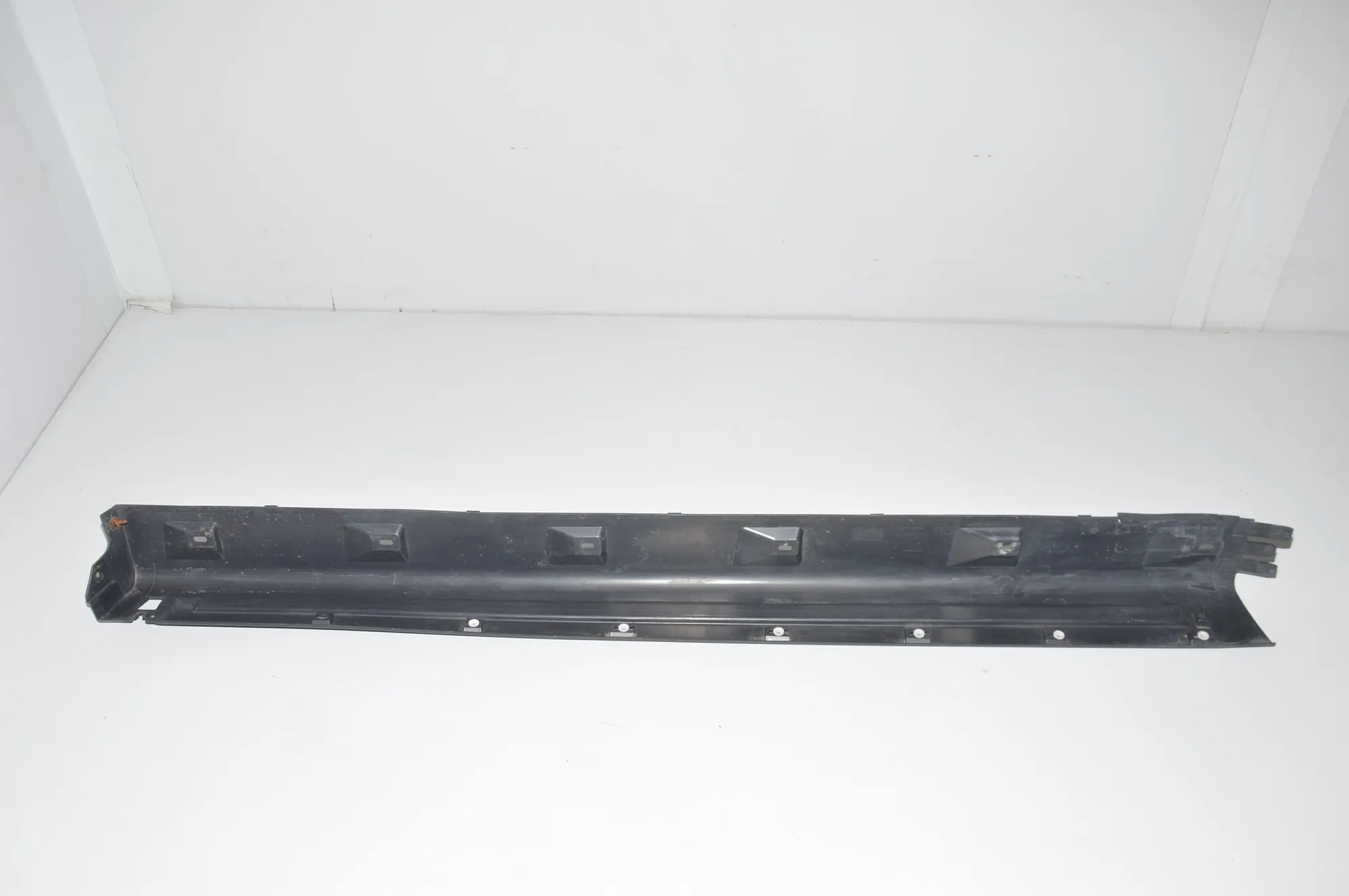 Right Side Plastic Sideskirt Cover – OEM DDJ000301 · LAND ROVER RANGE ROVER SPORT (L320) LAND ROVER RANGE ROVER SPORT (L320) 2.7 D 4x4 2007 – 3