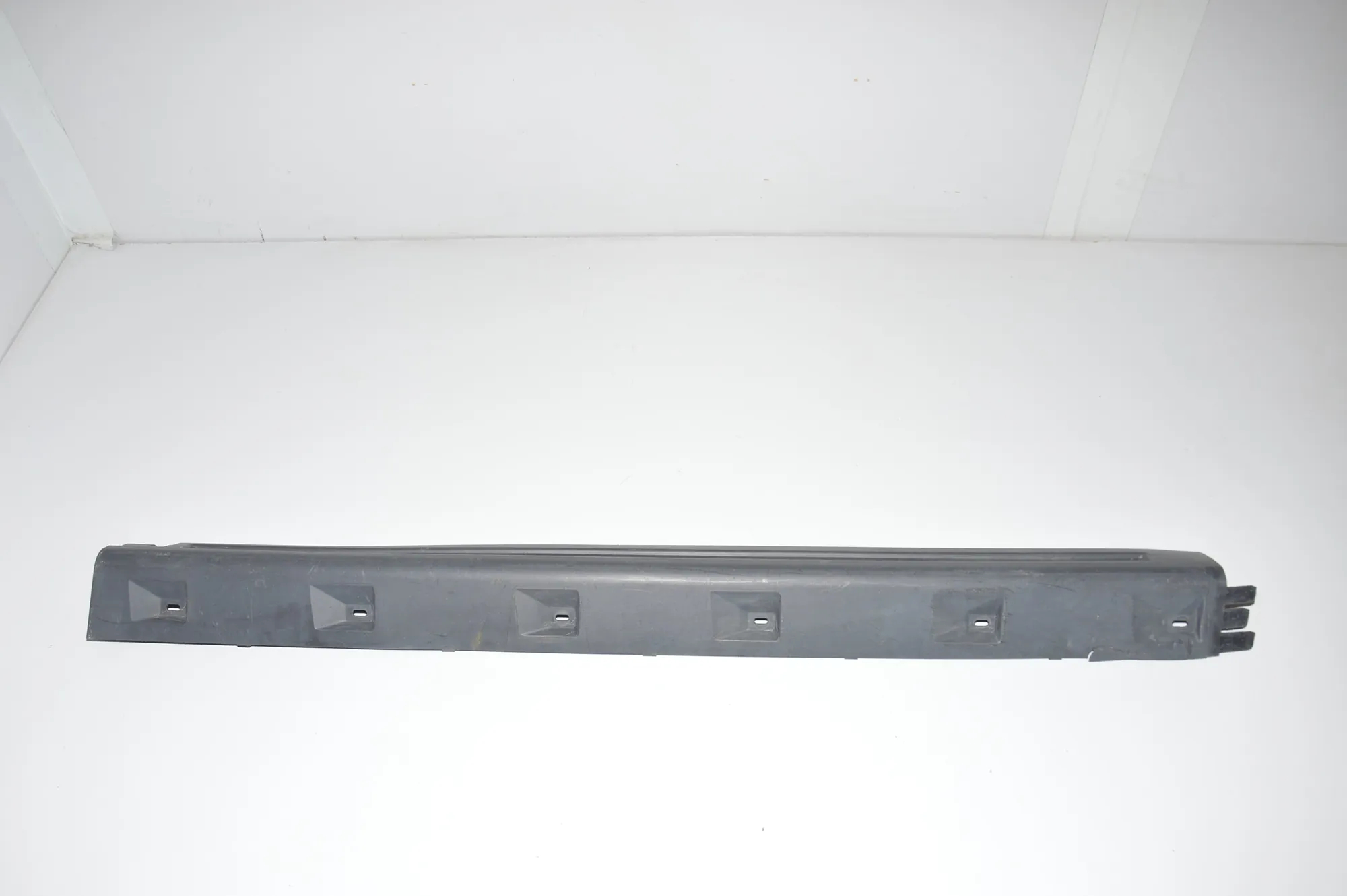 Right Side Plastic Sideskirt Cover – OEM DDJ000301 · LAND ROVER RANGE ROVER SPORT (L320) LAND ROVER RANGE ROVER SPORT (L320) 2.7 D 4x4 2007 – 2