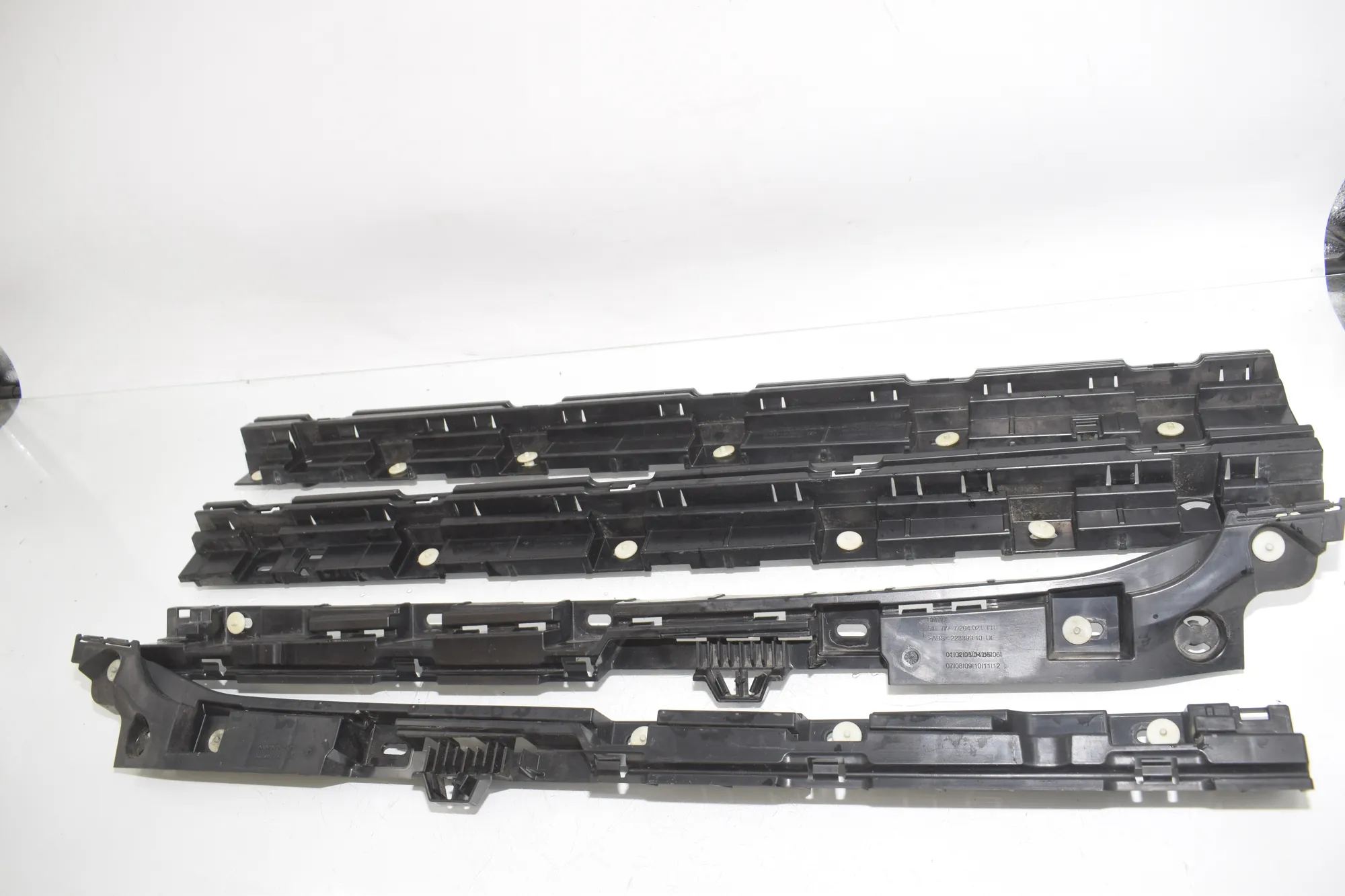 Sideskirt Bracket – OEM 7204022 · BMW 5 Touring (F11) 530 d 2012 – 4