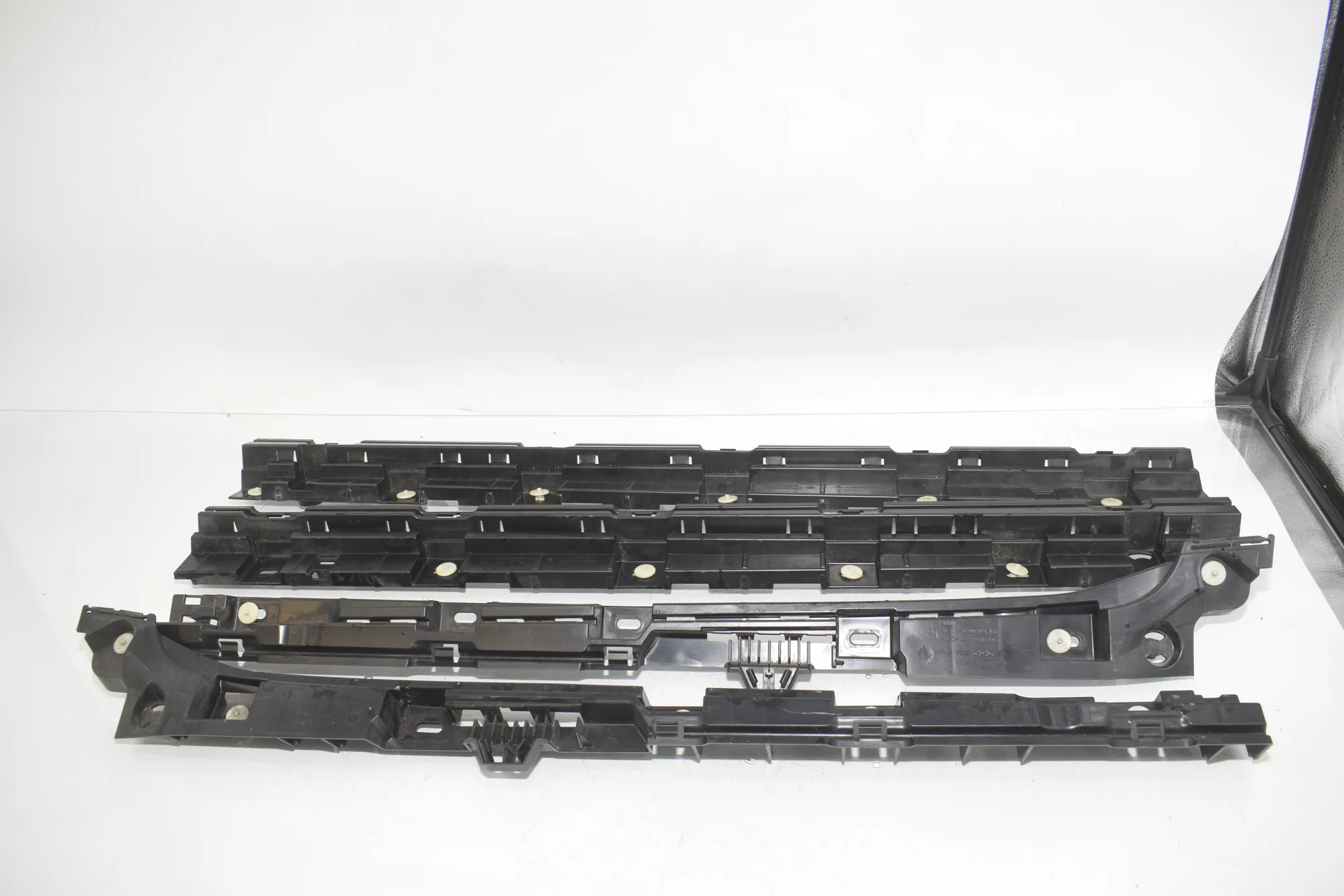 Sideskirt Bracket – OEM 7204022 · BMW 5 Touring (F11) 530 d 2012 – 2