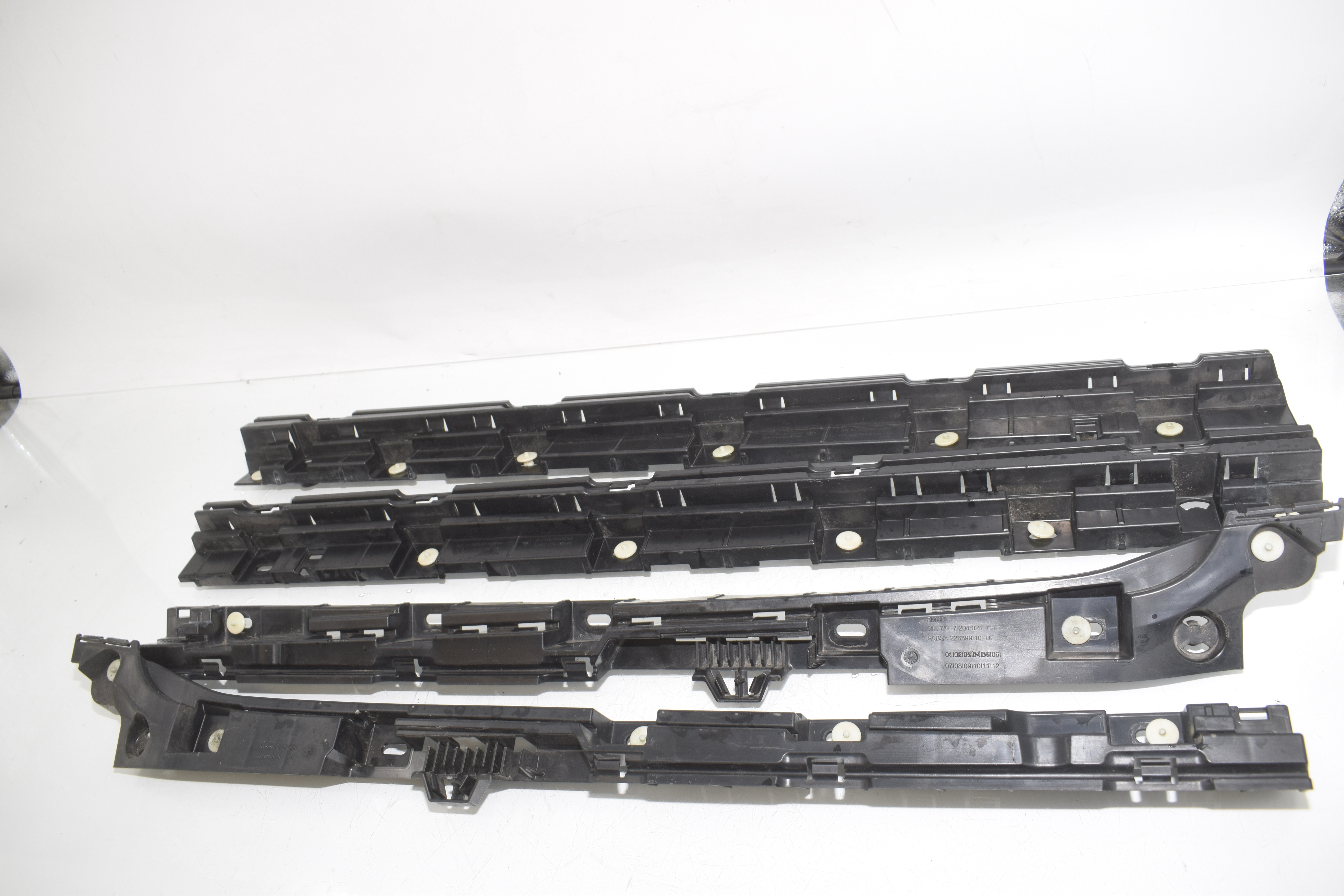 Sideskirt Bracket – OEM 7204022 · BMW 5 Touring (F11) 530 d 2012 – 3