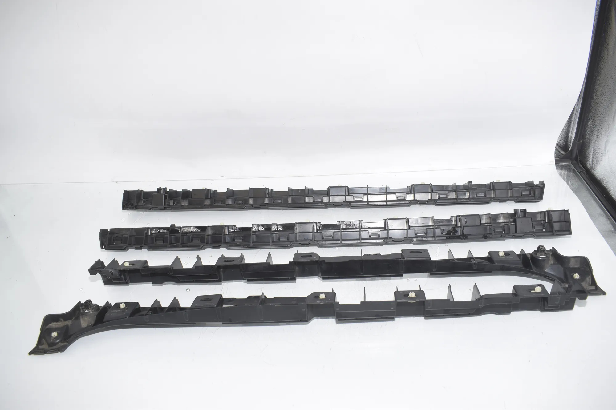 Sideskirt Bracket – OEM 7204022 · BMW 5 Touring (F11) 530 d 2012 – 6