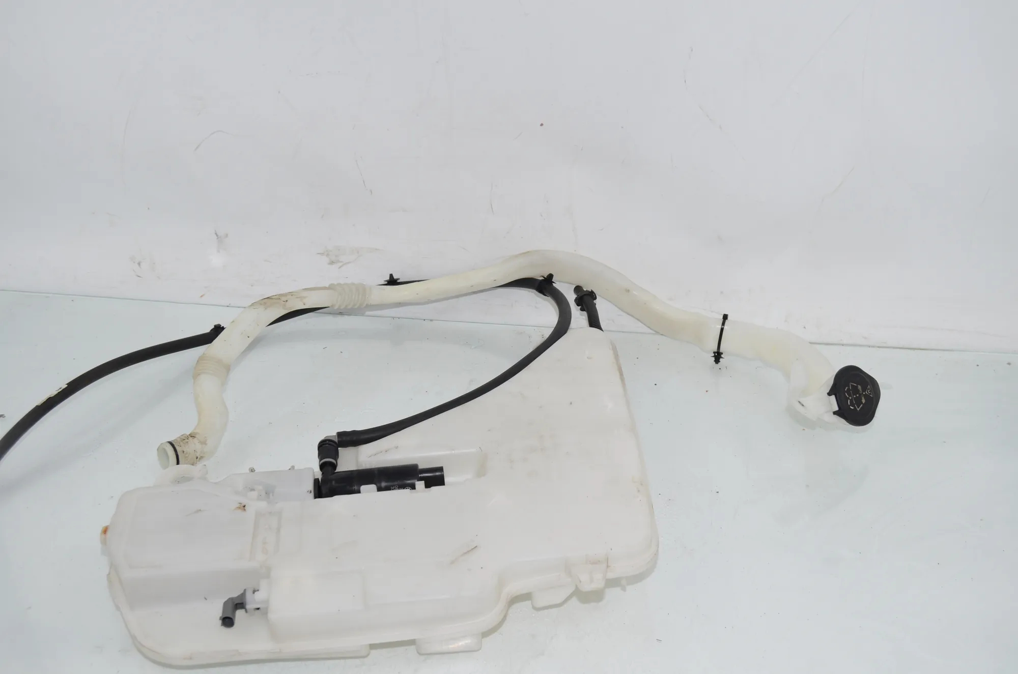 Window Washer Tank – OEM 7269669 · BMW 5 Touring (F11) 530 d 2012