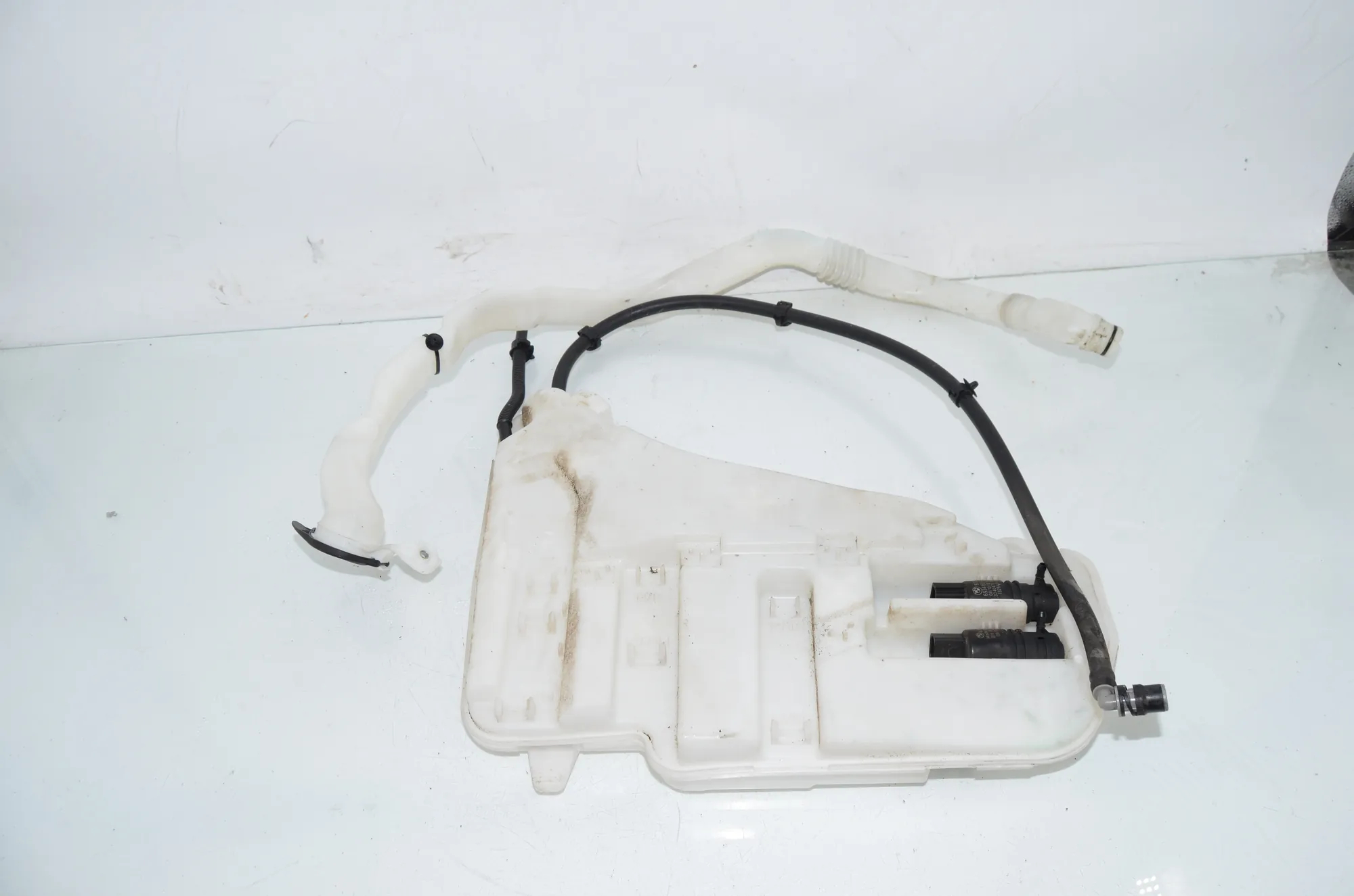 Window Washer Tank – OEM 7269669 · BMW 5 Touring (F11) 530 d 2012 – 3