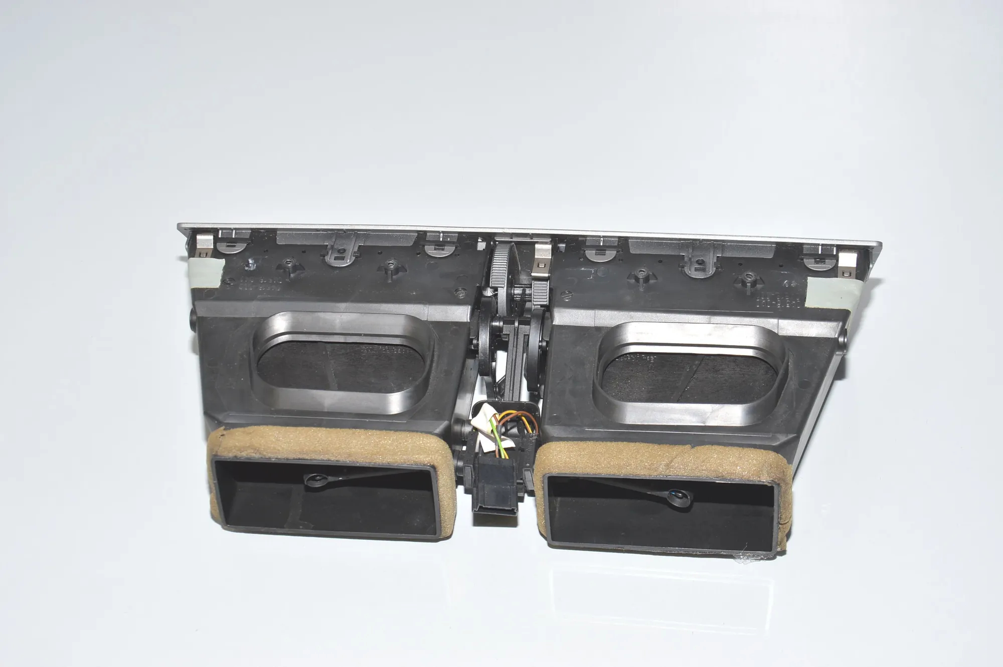 Dashboard Air Vents – OEM 8223599 · BMW 7 (E65, E66, E67) BMW 7 (E65, E66, E67) 730 d 2002 – 3