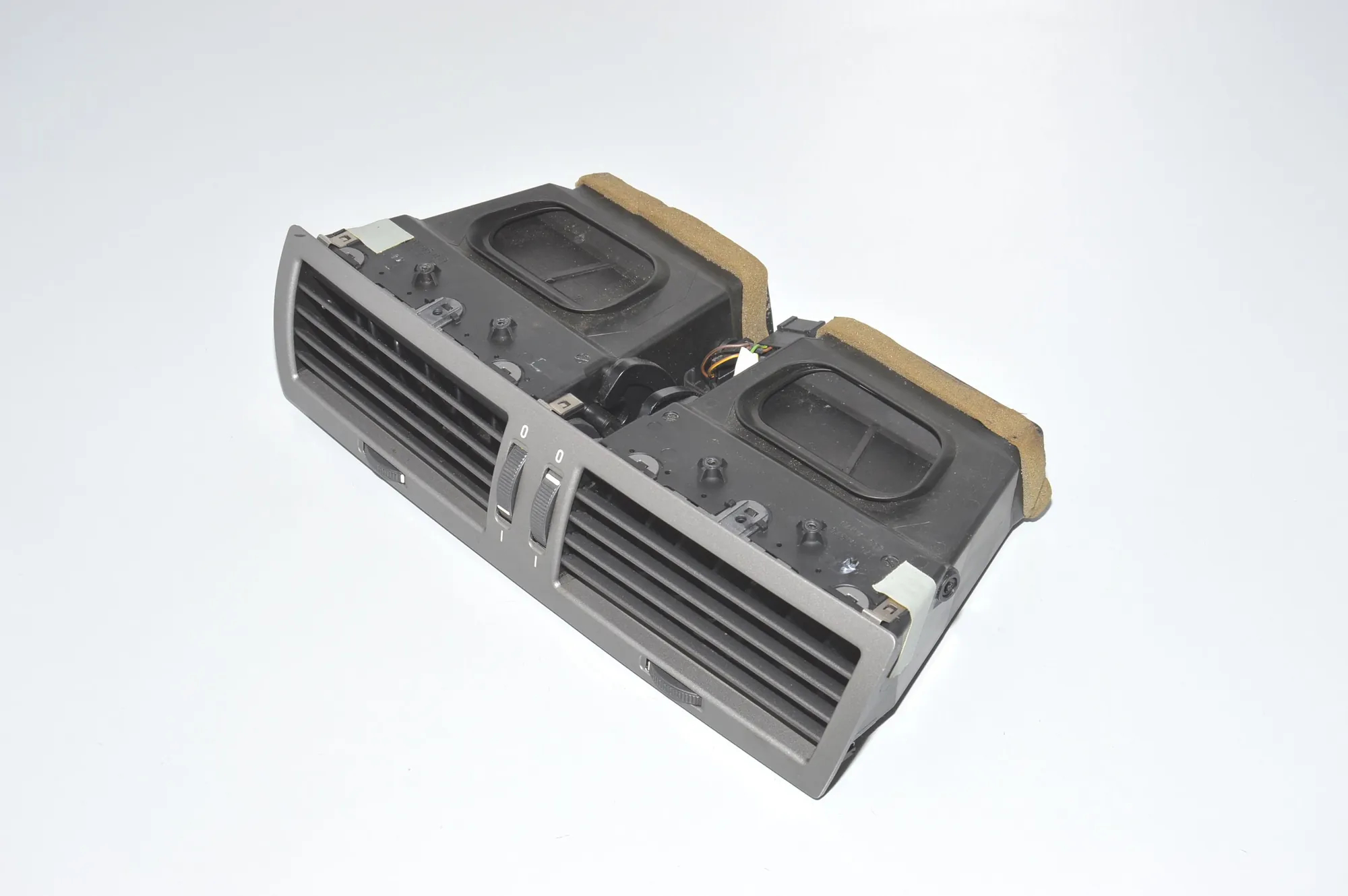 Dashboard Air Vents – OEM 8223599 · BMW 7 (E65, E66, E67) BMW 7 (E65, E66, E67) 730 d 2002 – 2