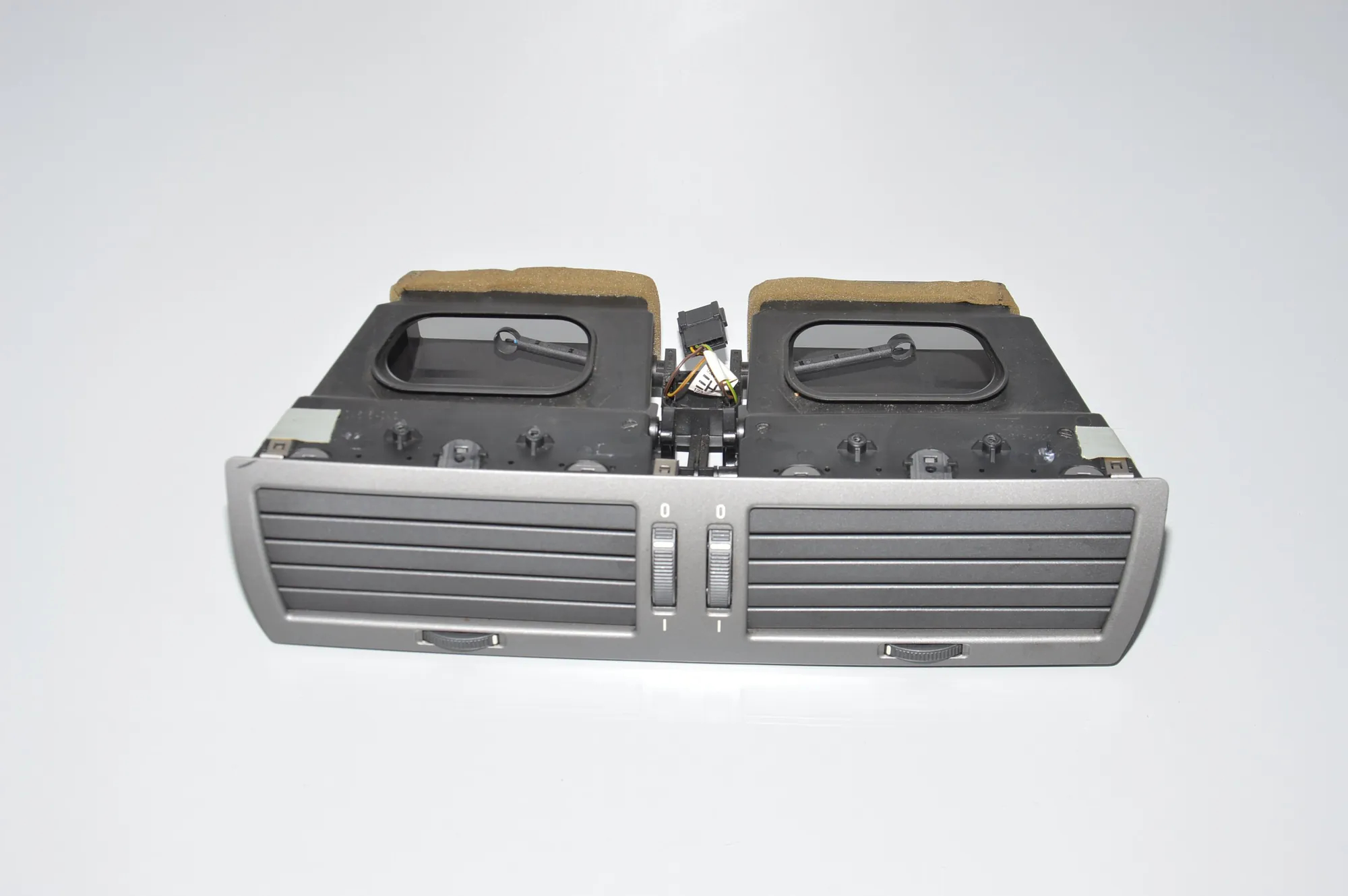 Dashboard Air Vents – OEM 8223599 · BMW 7 (E65, E66, E67) BMW 7 (E65, E66, E67) 730 d 2002