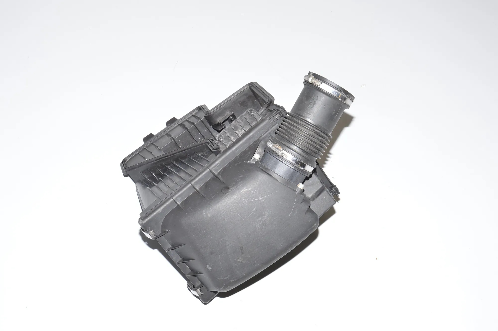 Air Filter Box – OEM 7541060 · BMW 7 (E65, E66, E67) BMW 7 (E65, E66, E67) 750 i, Li 2005