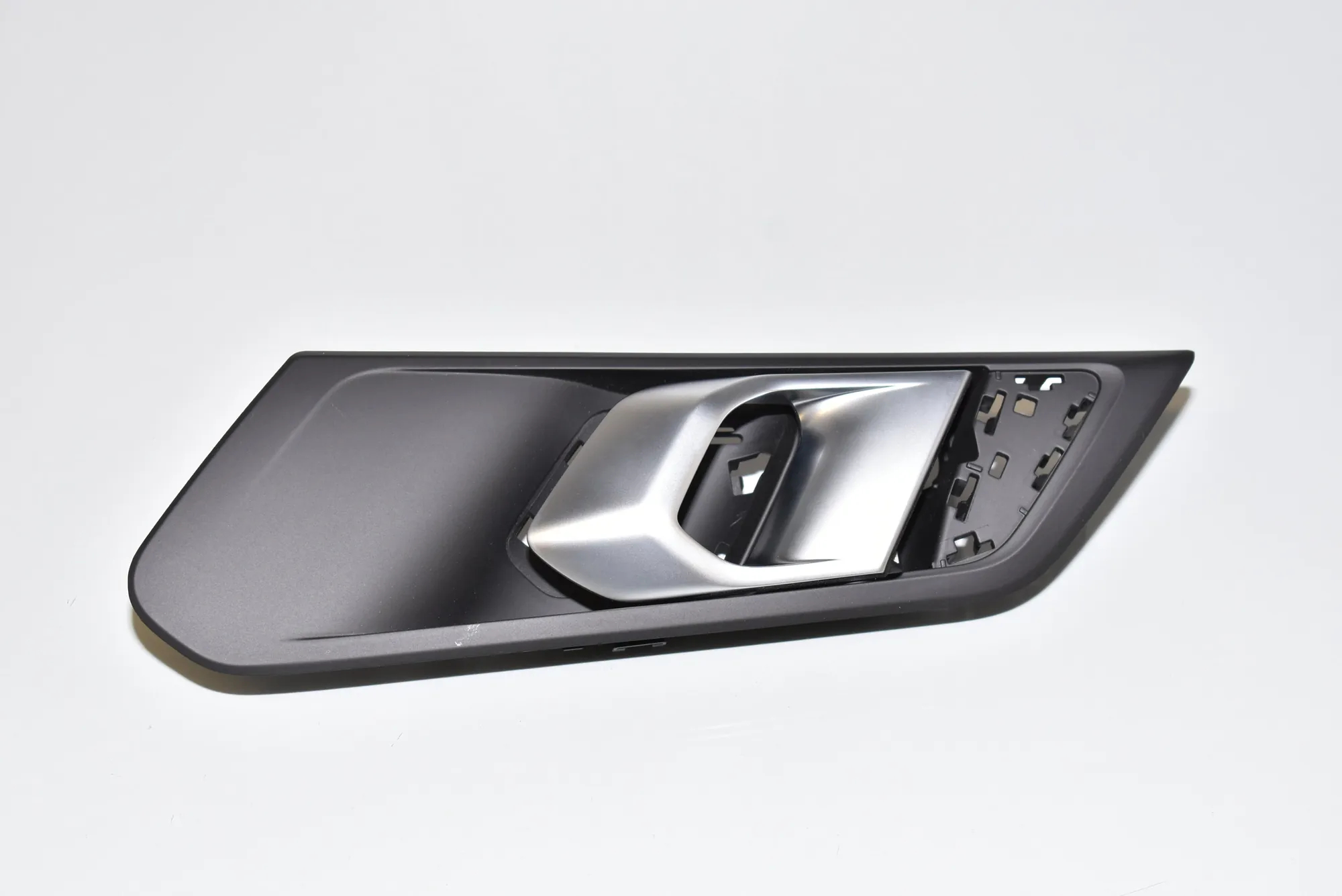 Rear Left Inner Opening Handle – OEM 7454813 · BMW X7 (G07) BMW X7 (G07) xDrive 30 d 2020