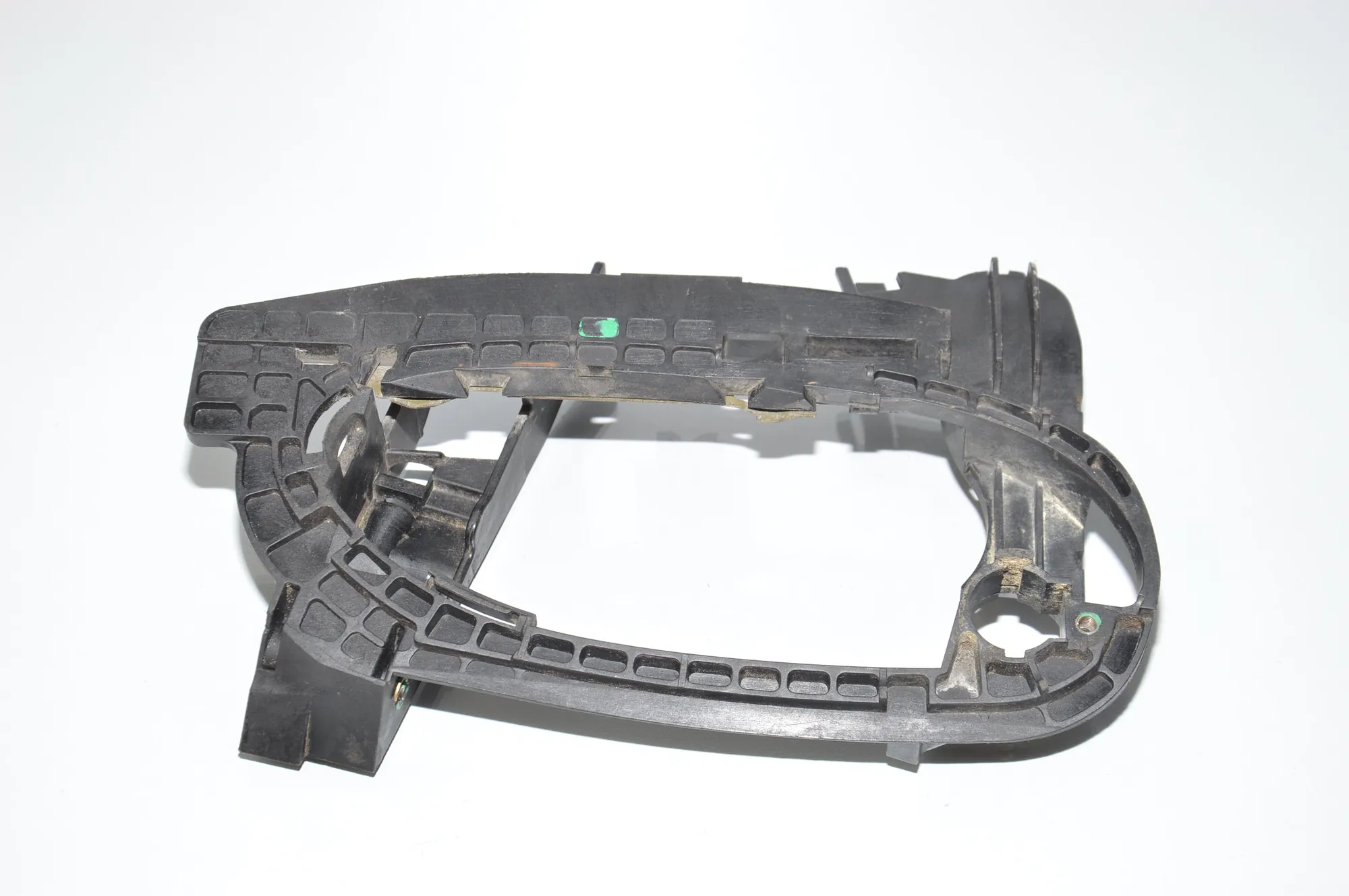 Front Right Door Interior Handle Frame – OEM 7013702 · BMW 7 (E65, E66, E67) BMW 7 (E65, E66, E67) 750 i, Li 2005