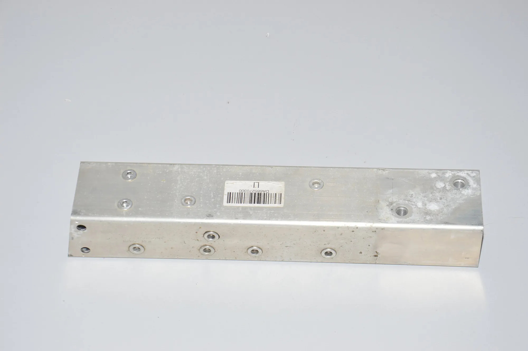 Rear Left Bumper Bracket – OEM 6852703 · BMW i3 (I01) Electric 2019 – 2