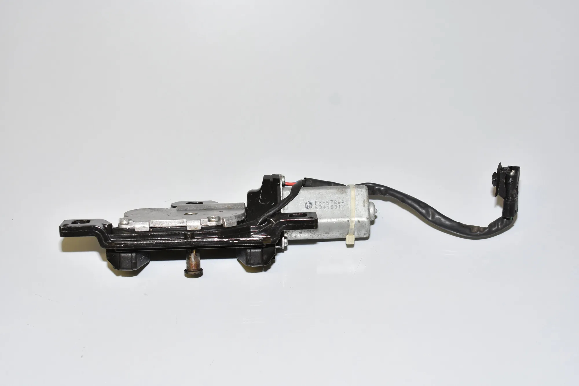 Tailgate Boot Soft Close Motor – OEM 7129931 · BMW 5 Touring (E61) BMW 5 Touring (E61) 530 d 2006 – 3