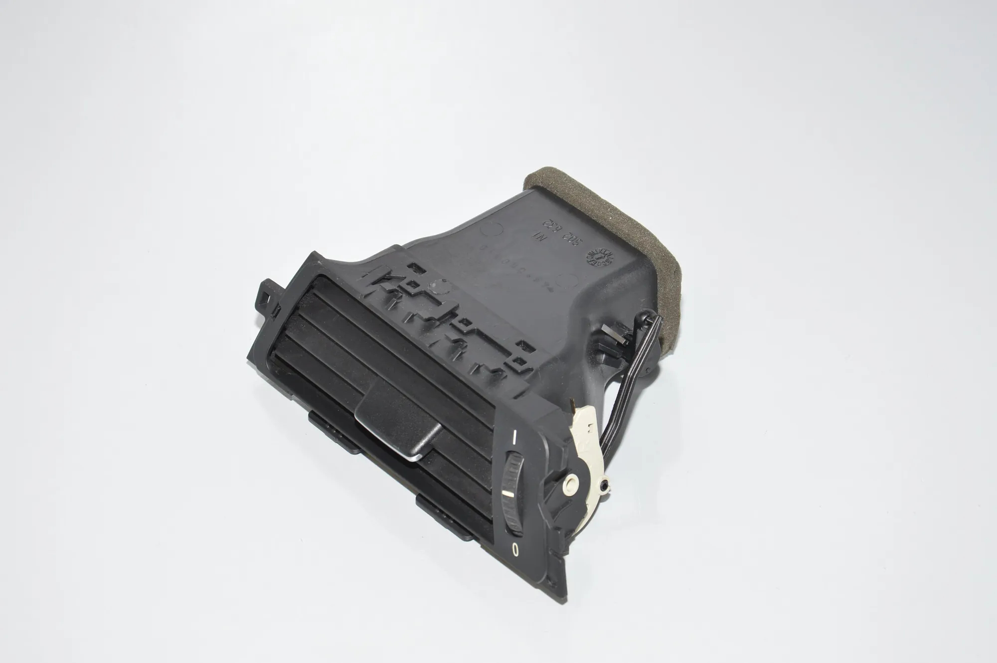 Dashboard Air Vents – OEM 9130460 · BMW 3 (E90) BMW 3 (E90) 316 i 2008 – 2