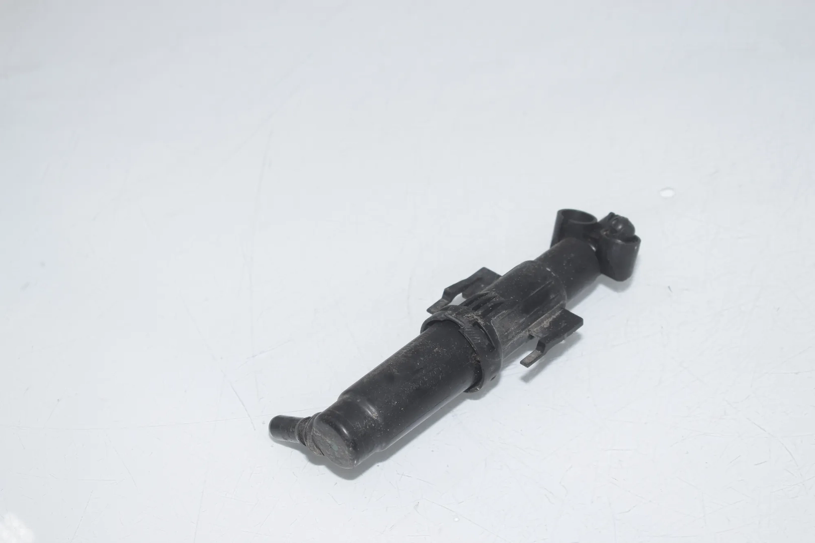 Right Headlight Washer Pump – OEM 7149885 · BMW 5 Touring (F11) 530 d xDrive 2011 – 3