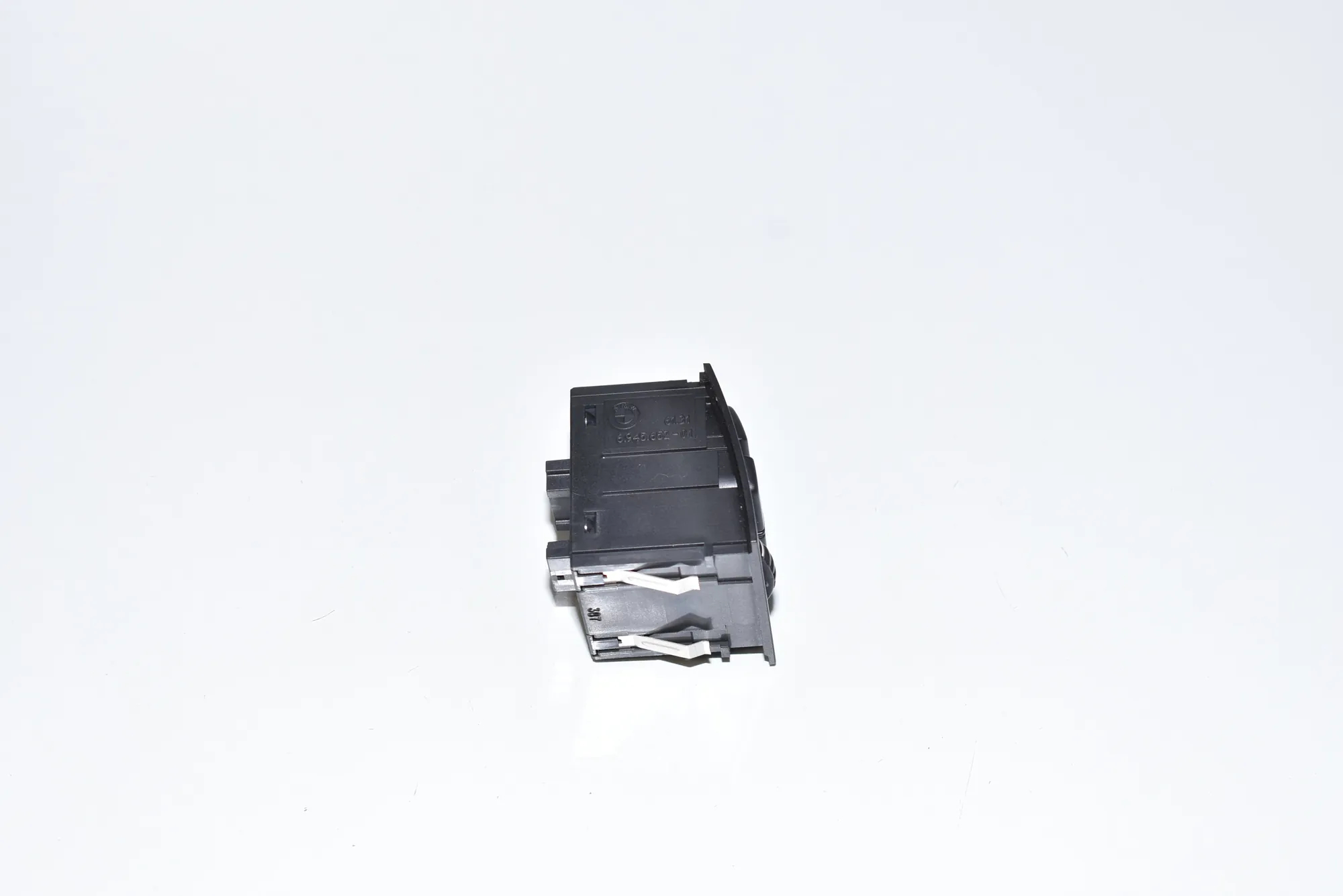 Hazard Button – OEM 6945652 · BMW 3 (E90) 320 d 2007 – 3