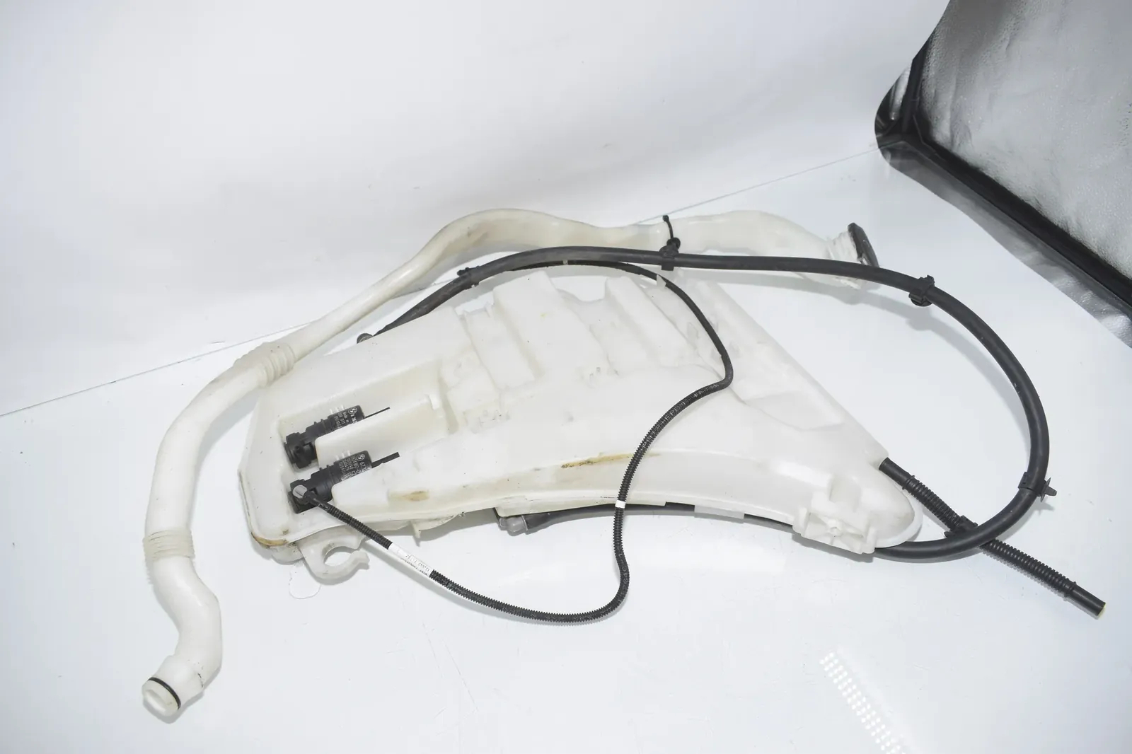 Window Washer Tank – OEM 7269663 · BMW 5 Touring (F11) 530 d xDrive 2011 – 4