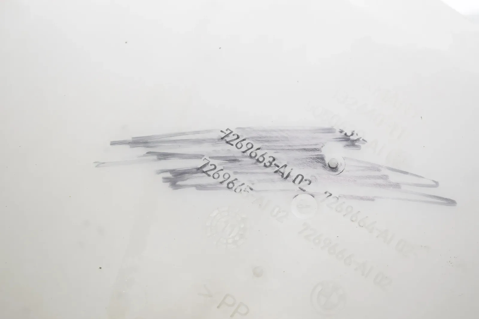 Window Washer Tank – OEM 7269663 · BMW 5 Touring (F11) 530 d xDrive 2011 – 5