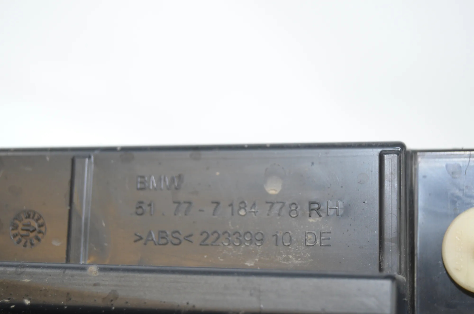 Sideskirt Bracket – OEM 7204022 · BMW 5 Touring (F11) 530 d xDrive 2011 – 6