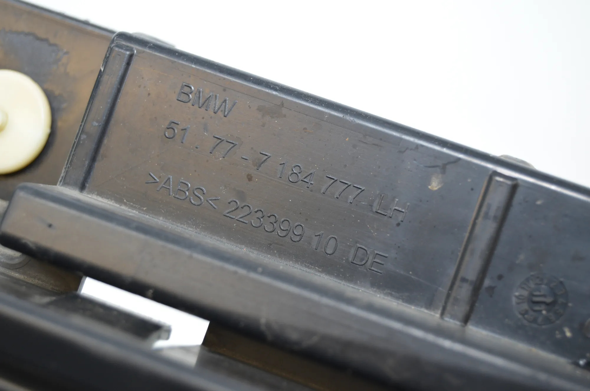 Sideskirt Bracket – OEM 7204022 · BMW 5 Touring (F11) 530 d xDrive 2011 – 7