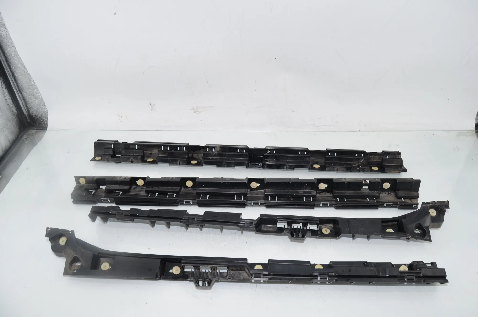 Sideskirt Bracket – OEM 7204022 · BMW 5 Touring (F11) 530 d xDrive 2011